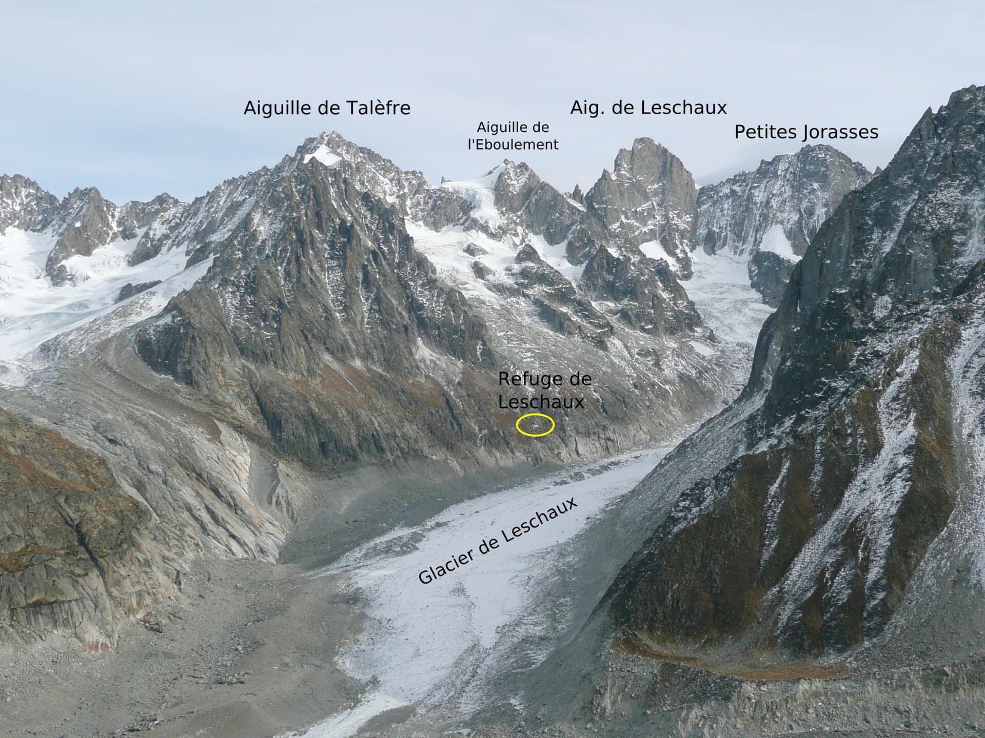 Refuge de Leschaux (via Wikimedia Commons, CC BY-SA 2.0)