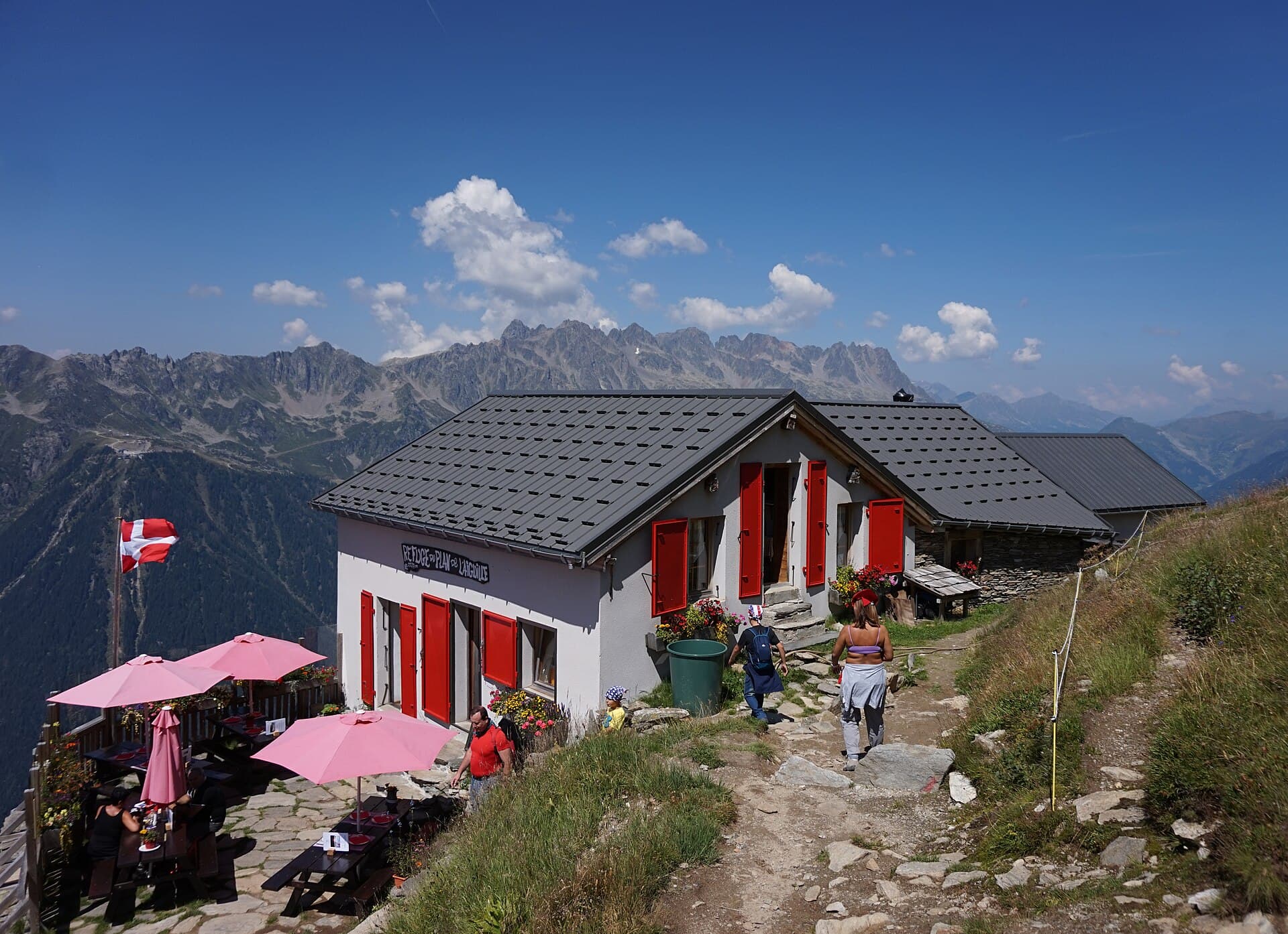Refuge du Plan de L'Aiguille (via Wikimedia Commons, CC BY-SA 3.0)