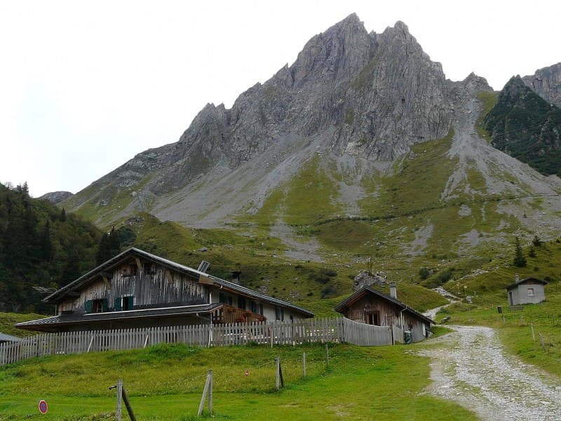 Refuge de la Balme (via Wikimedia Commons, CC BY-SA 2.0 fr)