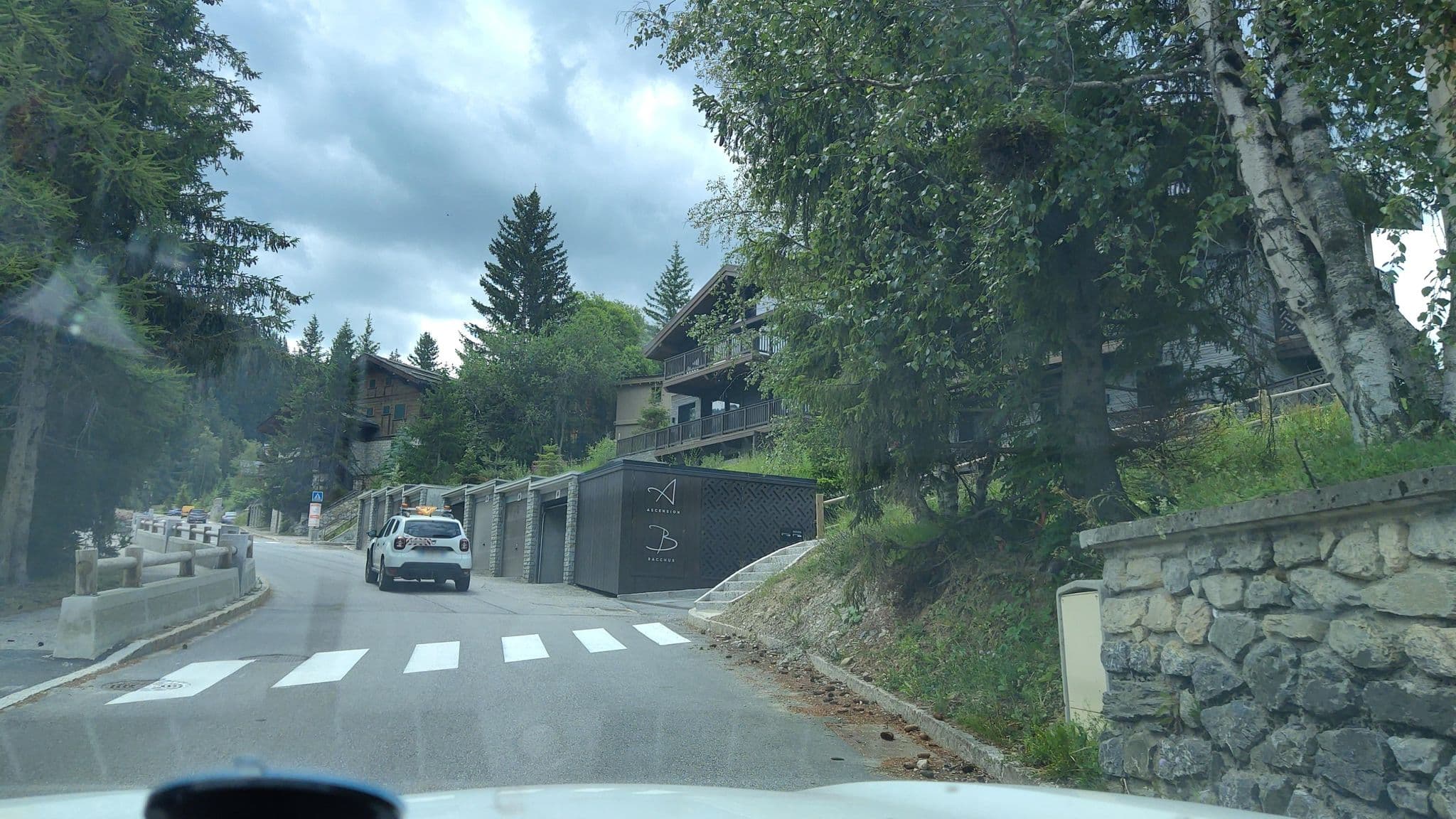 Street view near Hôtel Manali, Courchevel — © MatthieuF4FNE (CC BY-SA · Mapillary)