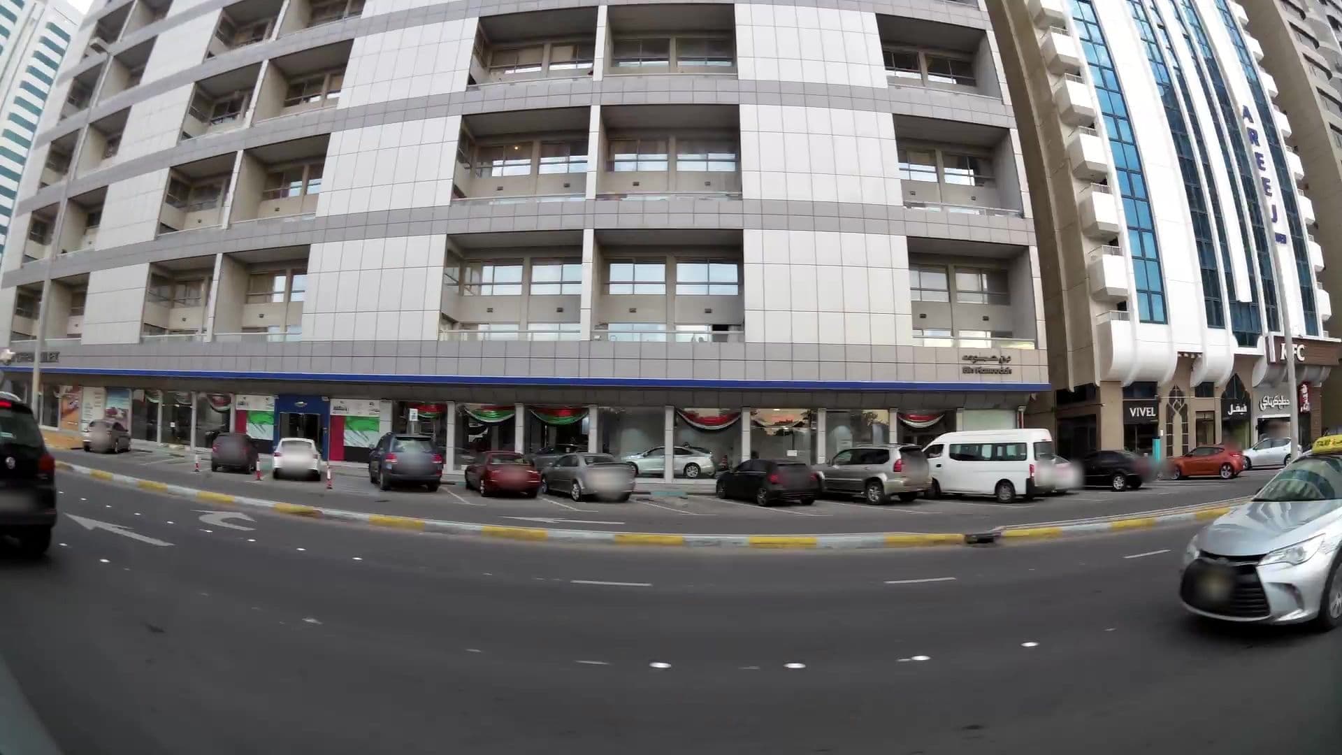 Street view near قصر الإمارات, Abu Dhabi — © kaartcam (CC BY-SA · Mapillary)