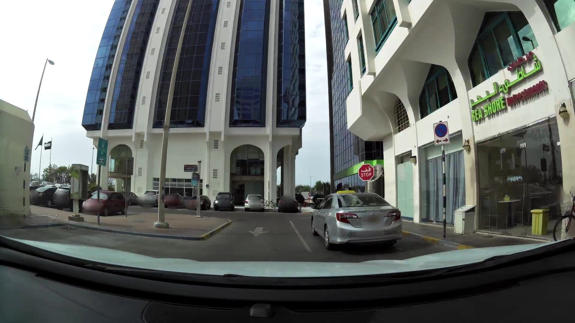 Street view near Hilton Baynunah, Abu Dhabi — © kaartcam (CC BY-SA · Mapillary)