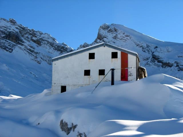 Refuge de la Pointe Percée - Gramusset (via Wikimedia Commons, CC BY-SA 2.0 fr)