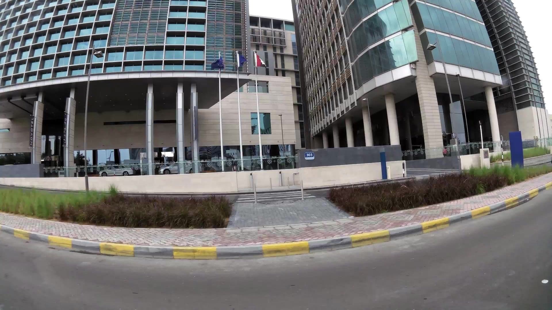 Street view near Novotel Abu Dhabi Al Bustan, Abu Dhabi — © kaartcam (CC BY-SA · Mapillary)