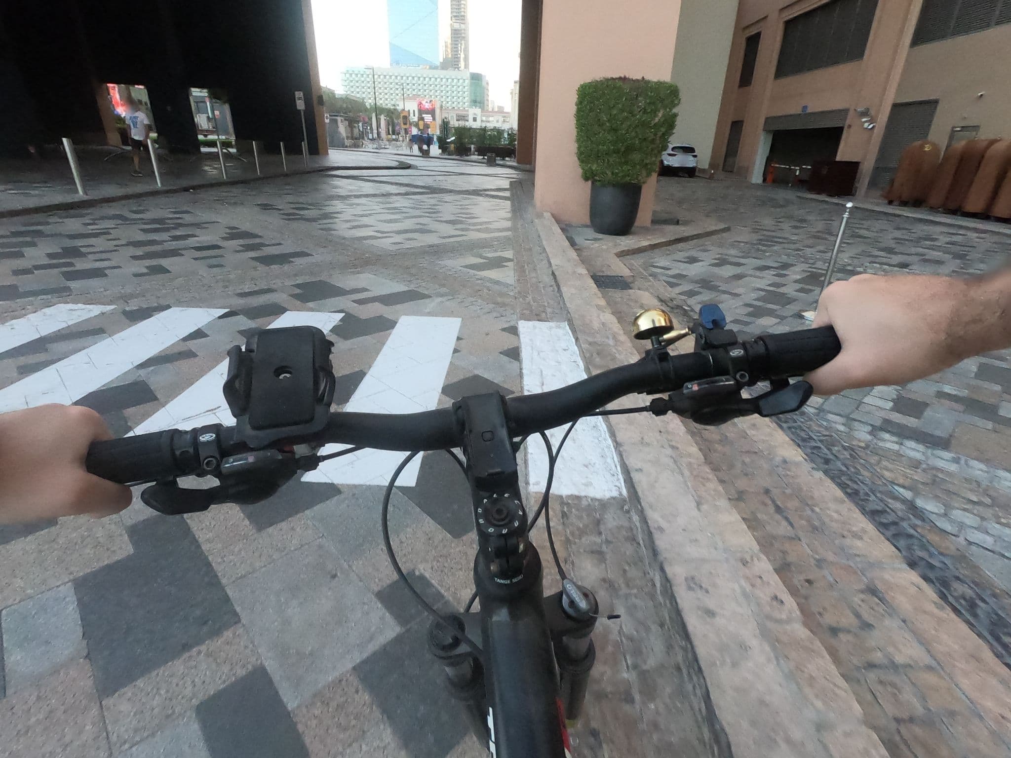 Street view near Infini Pool Lounge at Sofitel Dubai Jumeirah Beach, Dubai Marina — © countzero5 (CC BY-SA · Mapillary)
