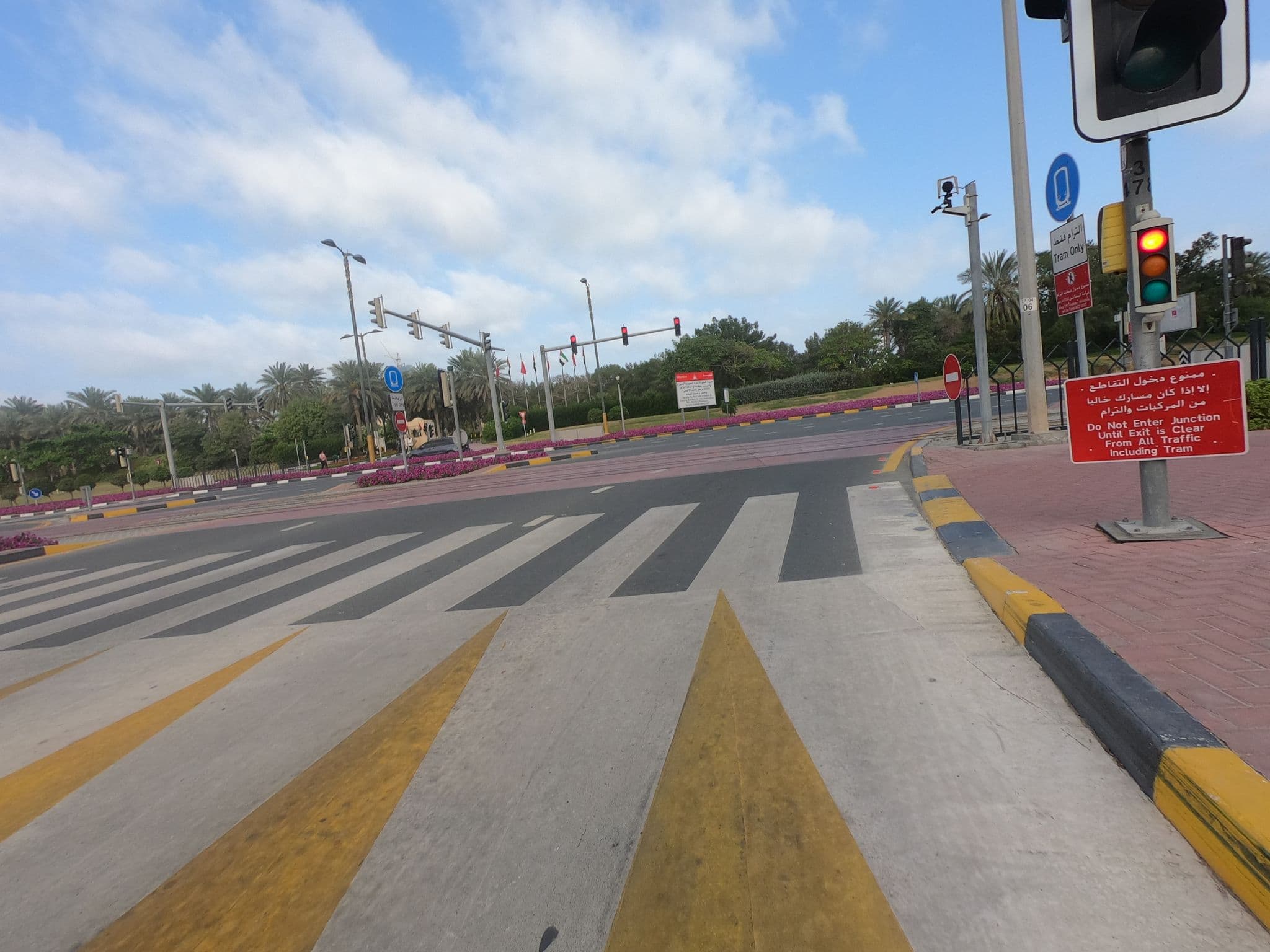 Street view near 27 th floor, Dubai Internet City — © countzero5 (CC BY-SA · Mapillary)