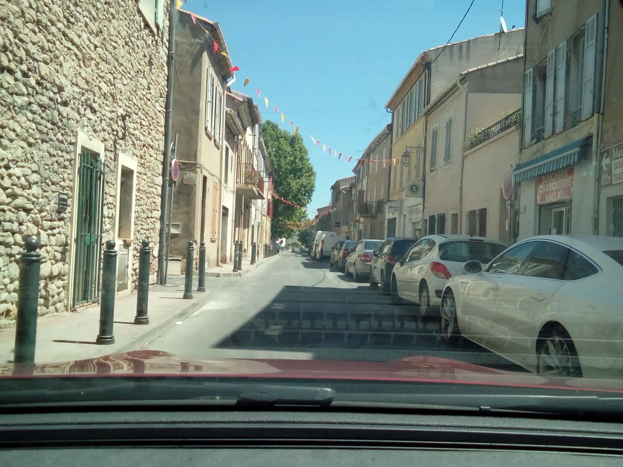 Street view near Hôtel de la Vallée de l'Arc, Trets — © siddhartha69 (CC BY-SA · Mapillary)