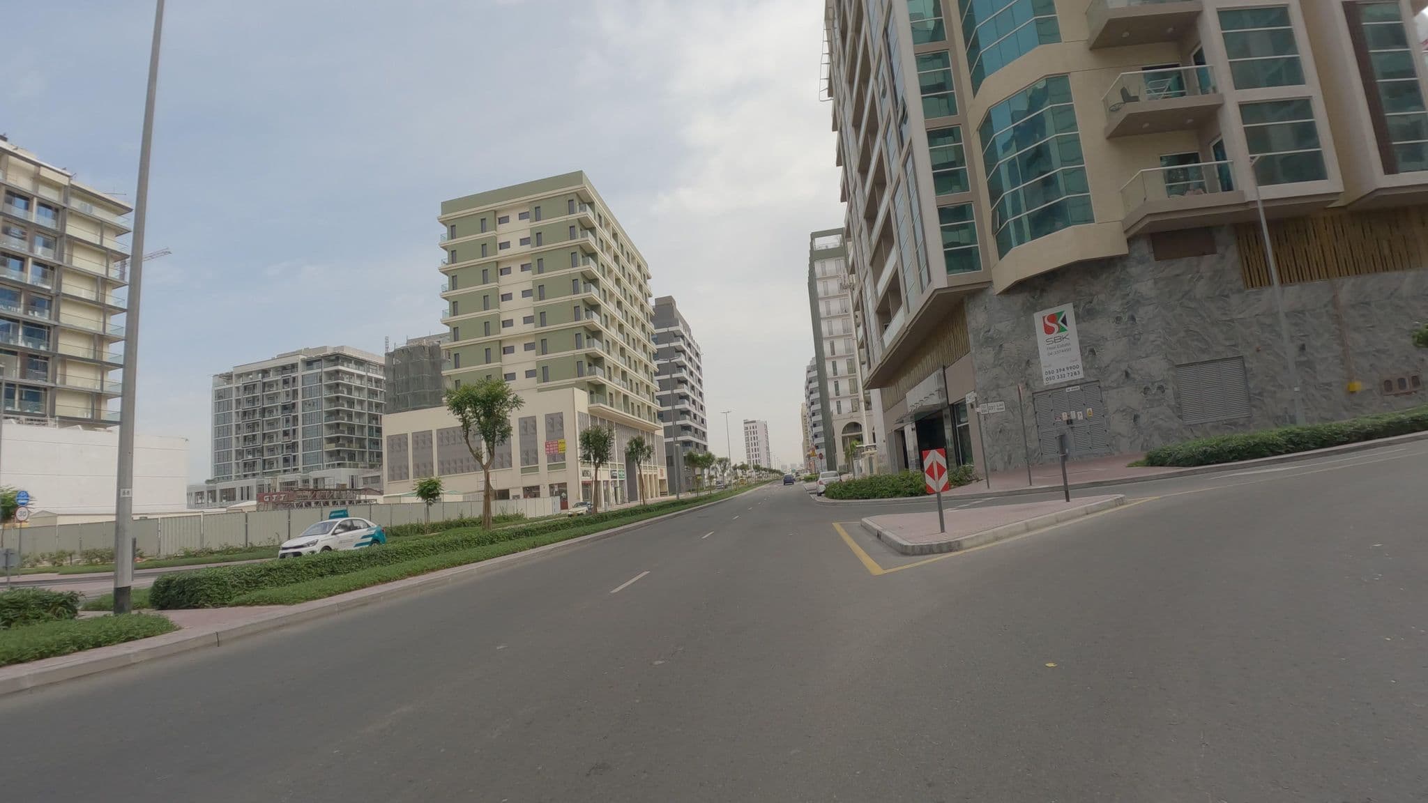 Street view near Kempenski Hotel, As Saţwah — © countzero5 (CC BY-SA · Mapillary)