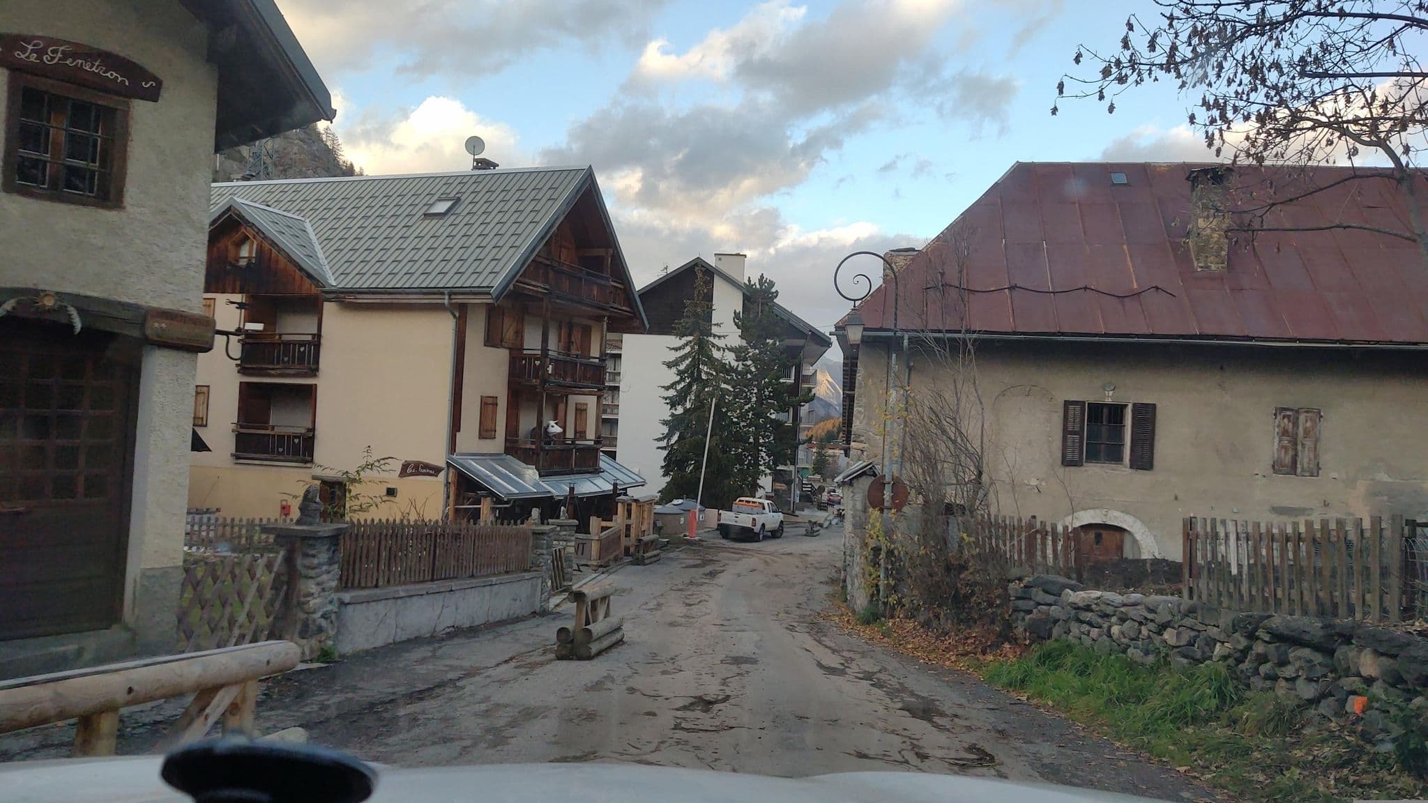 Street view near Le Fenêtron, Valloire