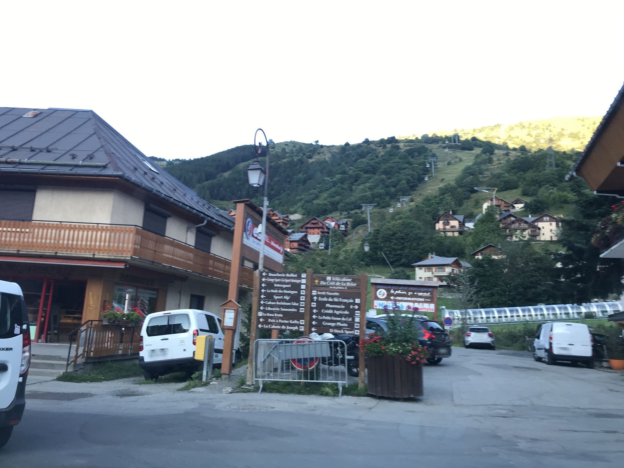 Street view near Hôtel Christiania, Valloire