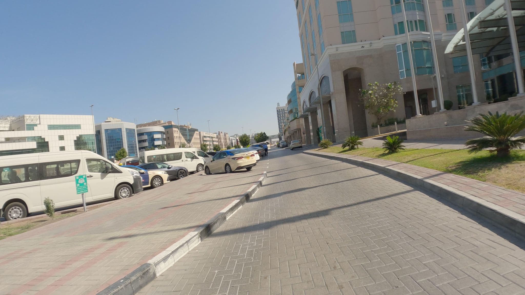 Street view near Crowne Plaza Dubai Jumairah, Al Hudaiba — © countzero5 (CC BY-SA · Mapillary)