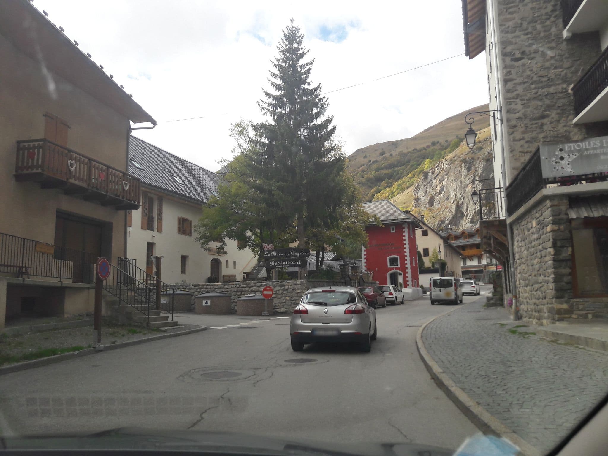 Street view near Hôtel du Centre, Valloire