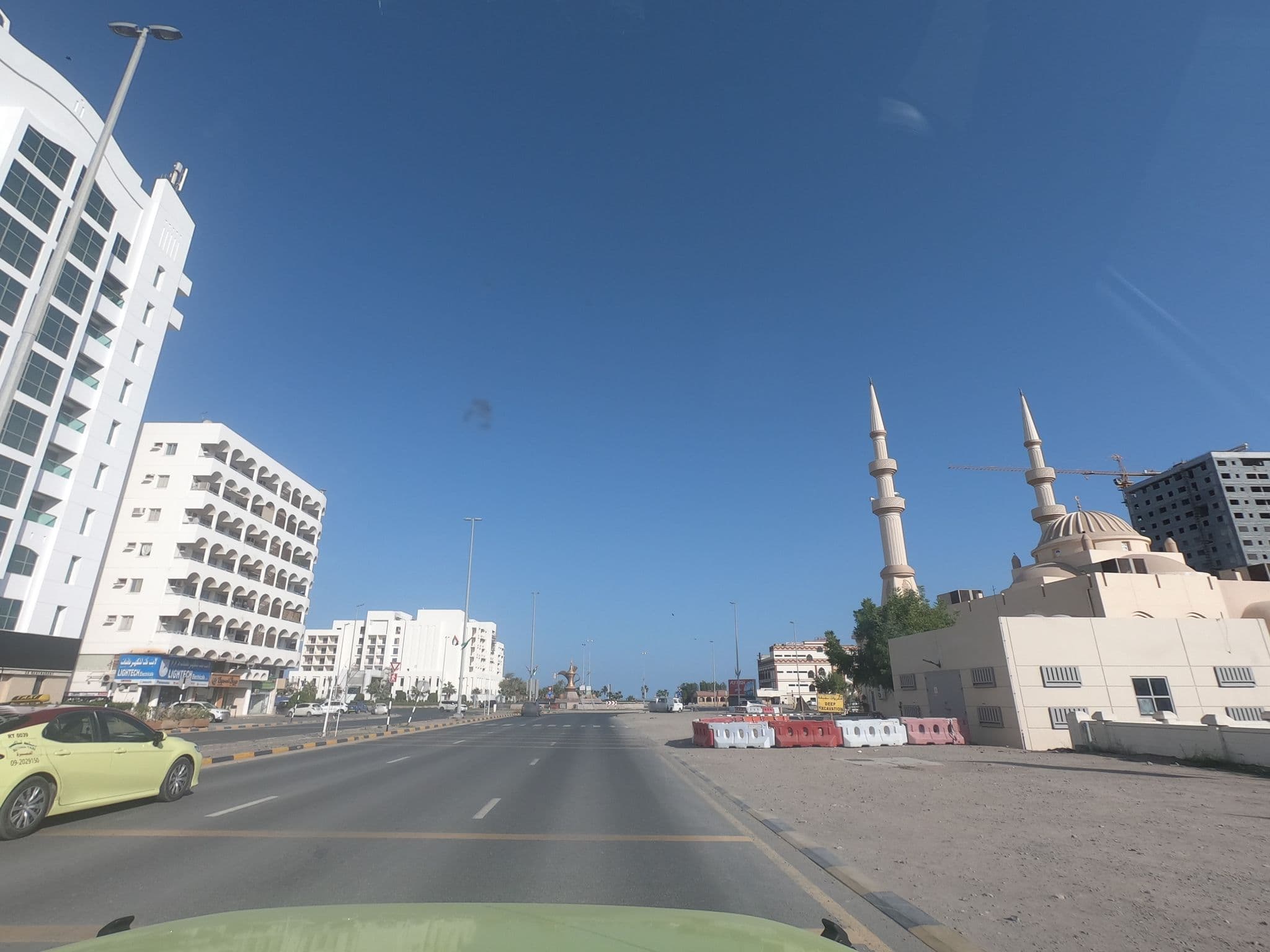 Street view near Siji Hotel Apartments, Fujairah — © countzero5 (CC BY-SA · Mapillary)