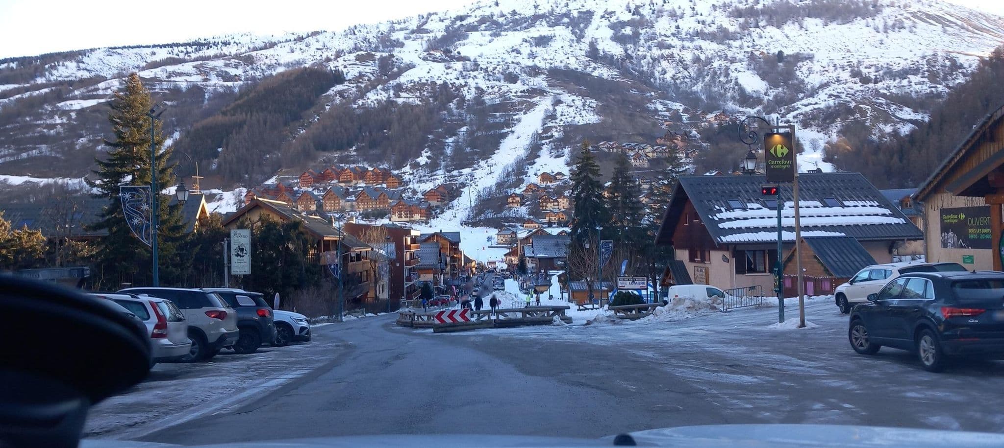 Street view near Le Strato, Valloire — © MatthieuF4FNE (CC BY-SA · Mapillary)