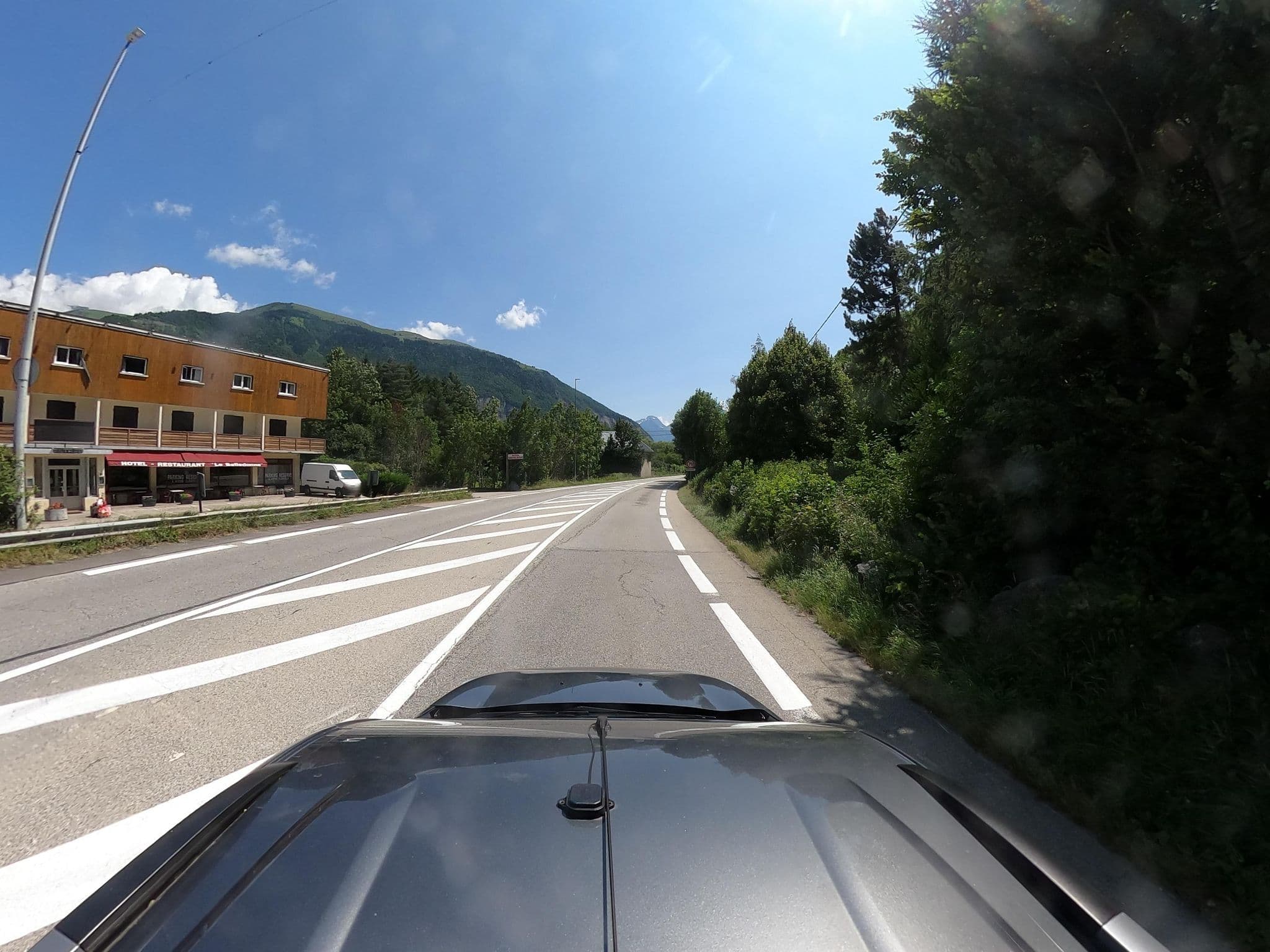 Street view near Le Belledonne, Huez — © eric_s (CC BY-SA · Mapillary)