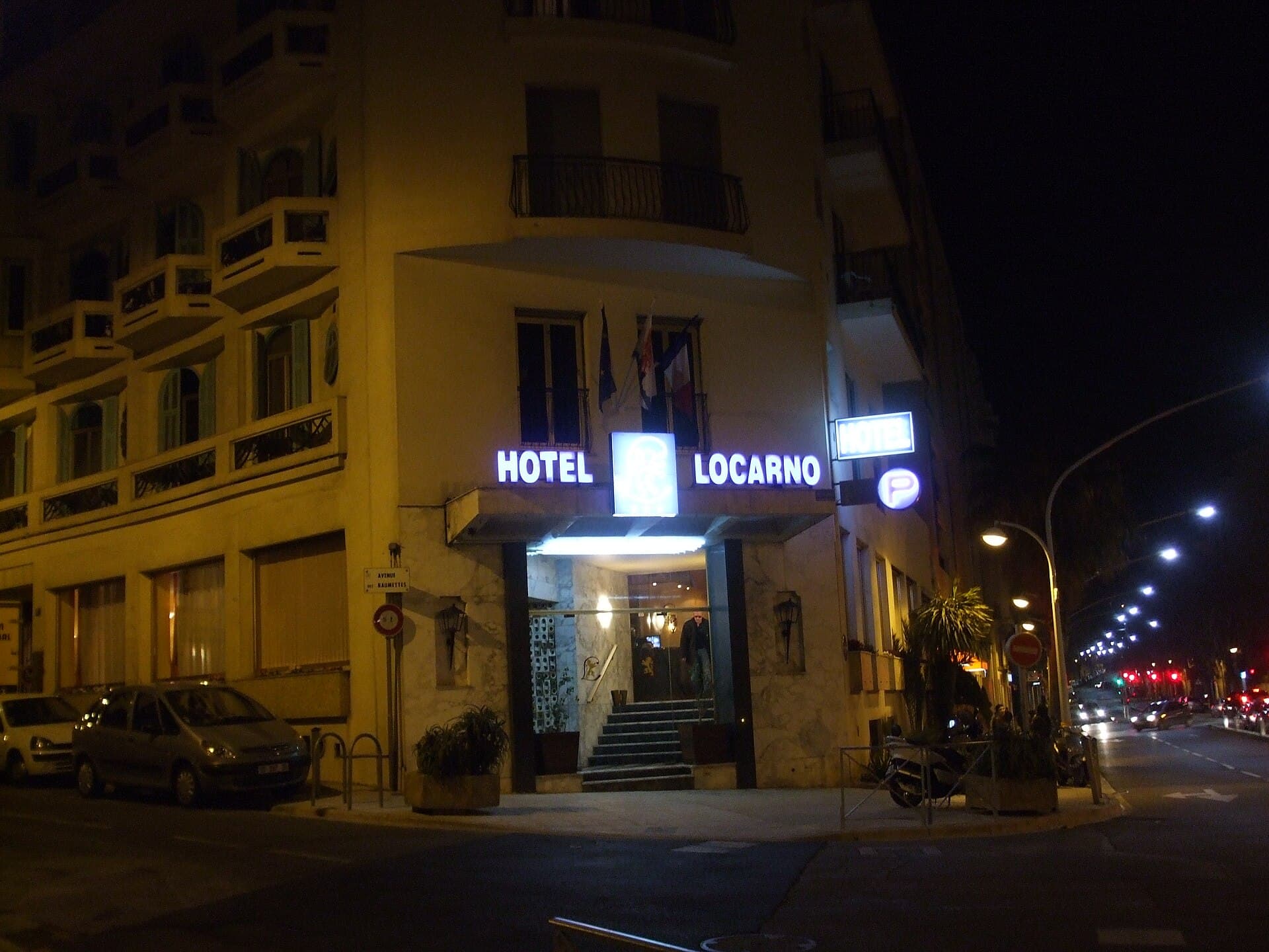 Hôtel Locarno (via Wikimedia Commons, CC BY-SA 3.0)