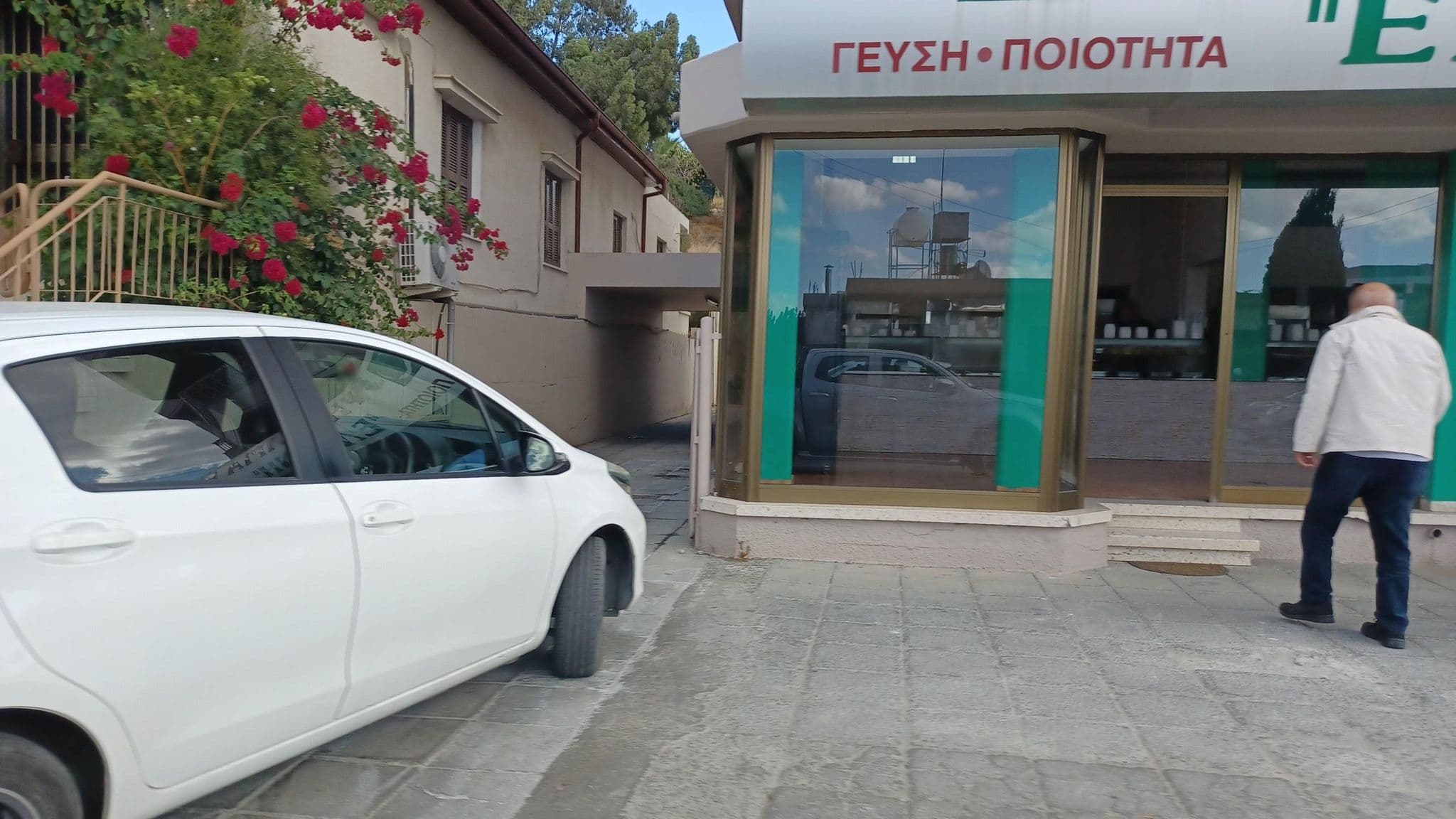 Street view near panareti coral bay resort, Páno Polemídia — © noa1 (CC BY-SA · Mapillary)