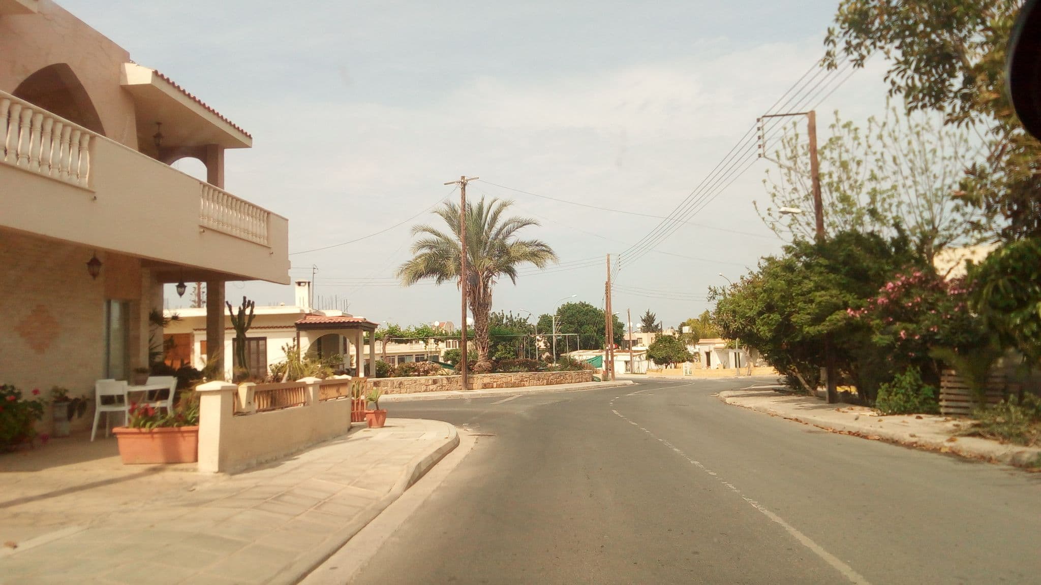 Street view near Zoe's Court, Chlórakas — © stpkyriakou (CC BY-SA · Mapillary)