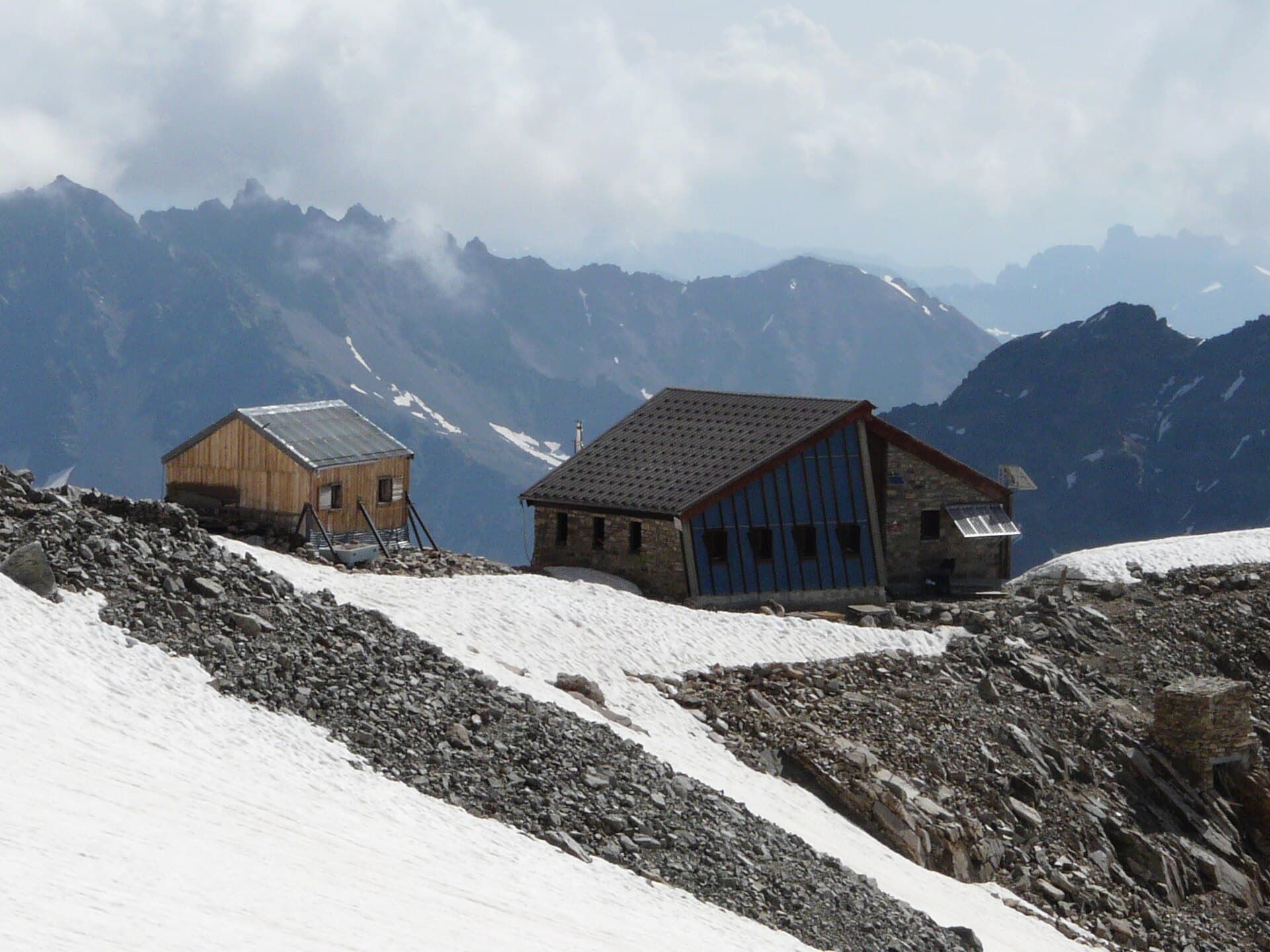 Refuge Adèle Planchard (via Wikimedia Commons, CC BY-SA 2.0 fr)
