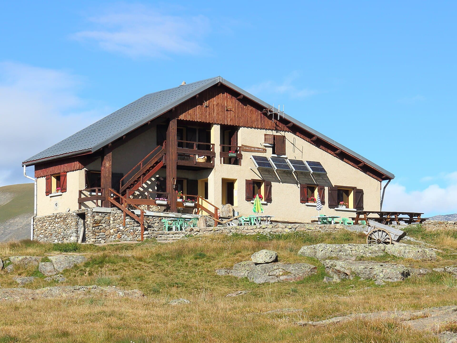 Refuge des Mouterres (via Wikimedia Commons, CC BY-SA 3.0)
