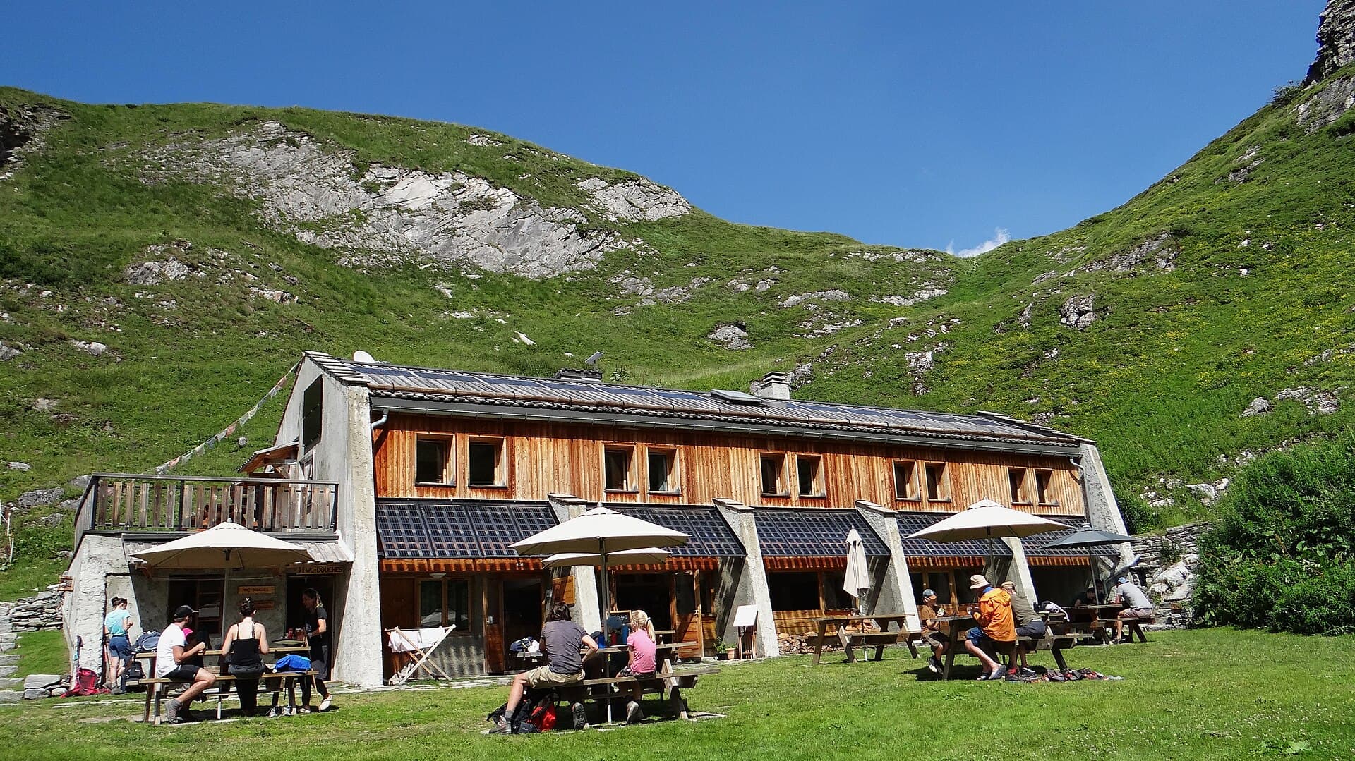 Refuge de la Glière (via Wikimedia Commons, CC BY-SA 4.0)