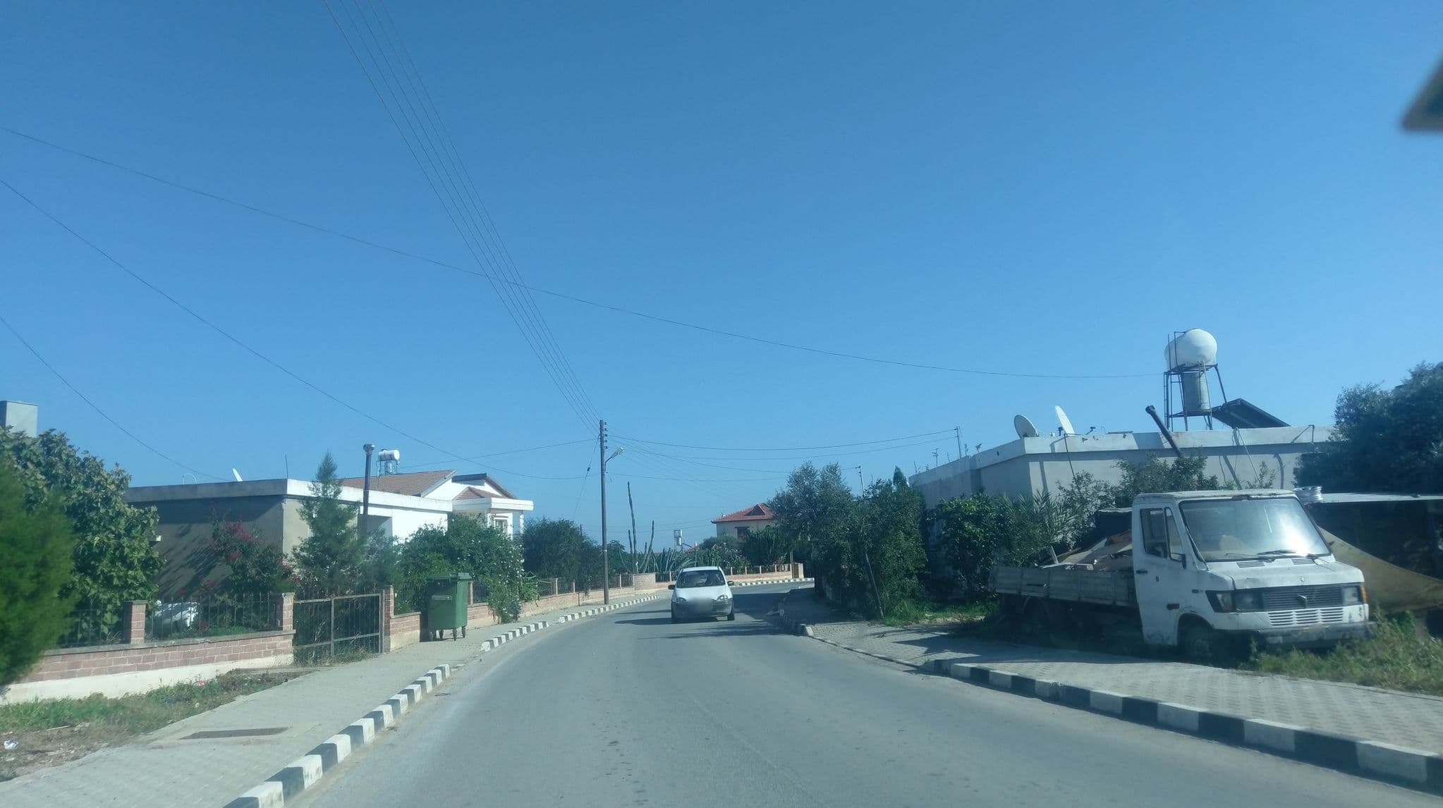 Street view near Arkın Palm Beach Hotel, Tríkomo — © ozkanilyasaksu (CC BY-SA · Mapillary)