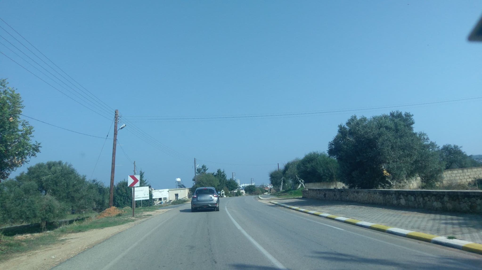 Street view near Mavi Mekan, Aigialoúsa — © ozkanilyasaksu (CC BY-SA · Mapillary)