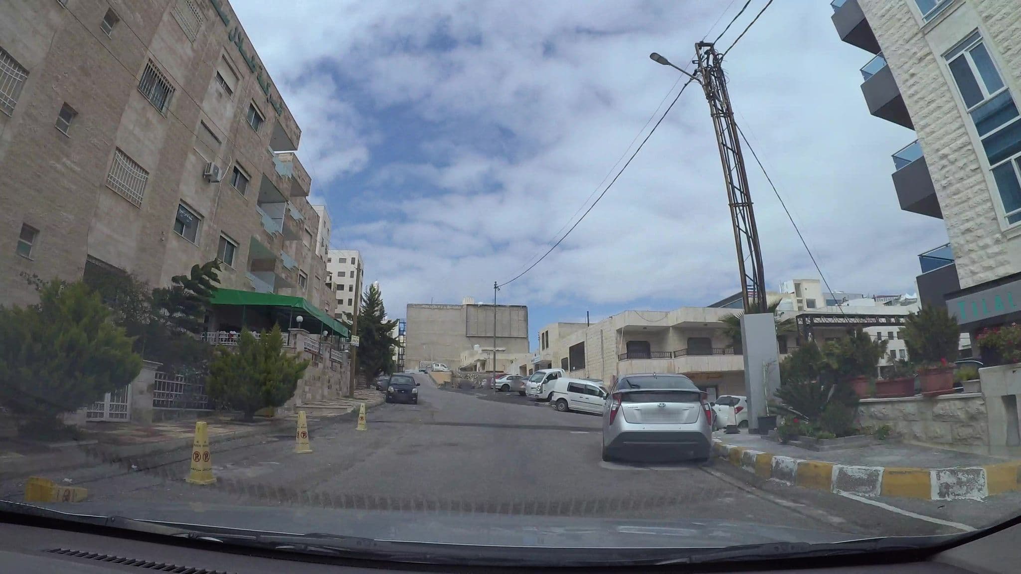 Street view near Tilal Al Madina Hotel, Ḩayy Khildā — © kaartcam (CC BY-SA · Mapillary)