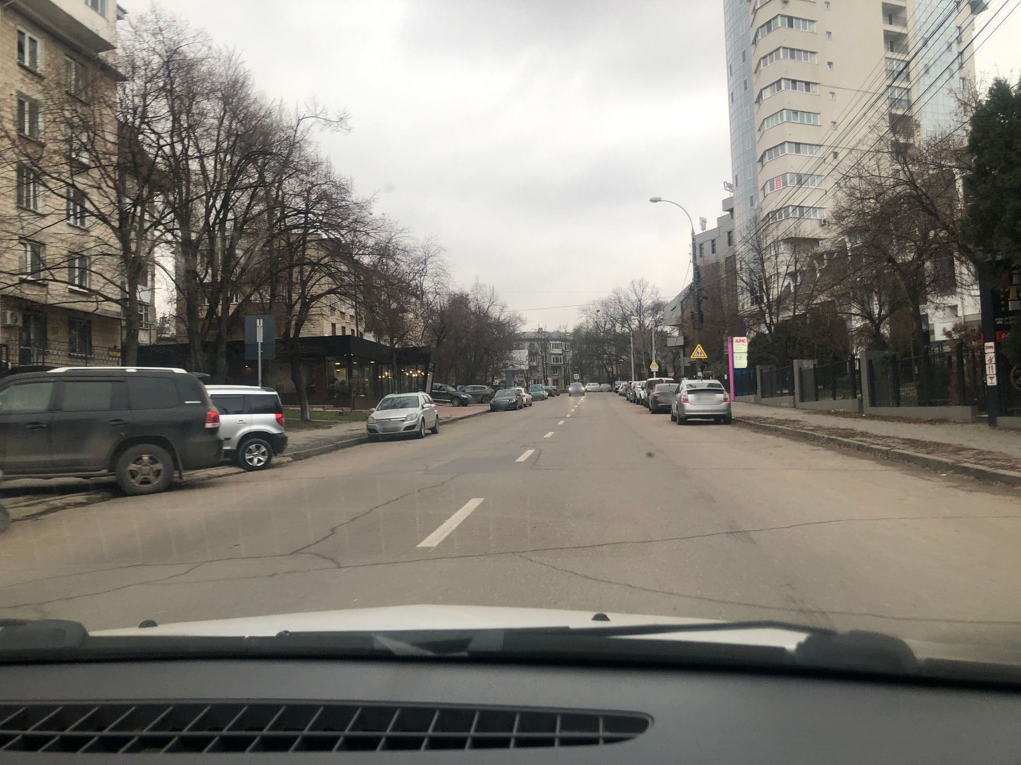 Street view near Komilfo Hotel, Chisinau — © cartengineering (CC BY-SA · Mapillary)