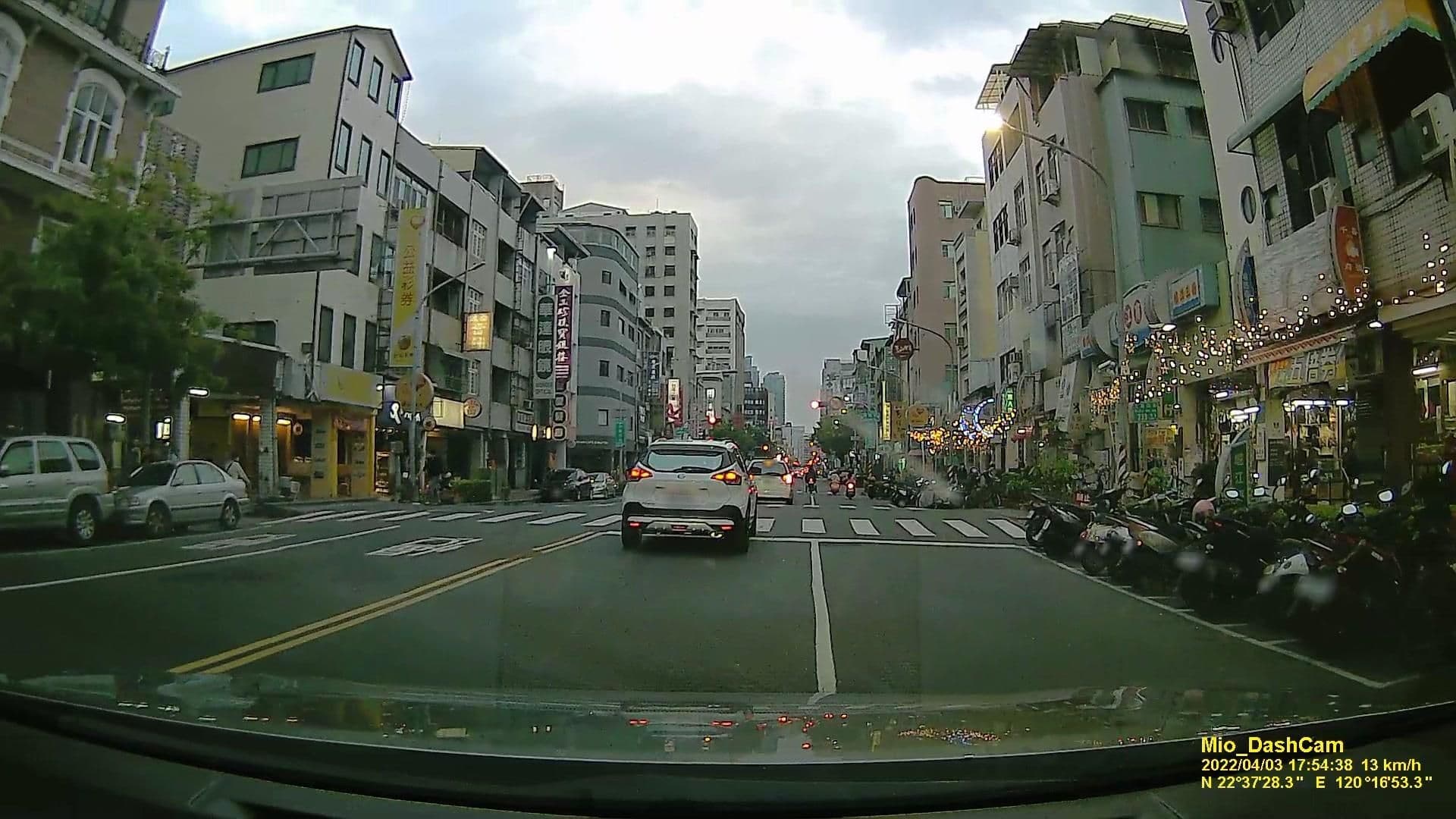 Street view near Kingship Hotel, Kaohsiung — © littlebtc (CC BY-SA · Mapillary)