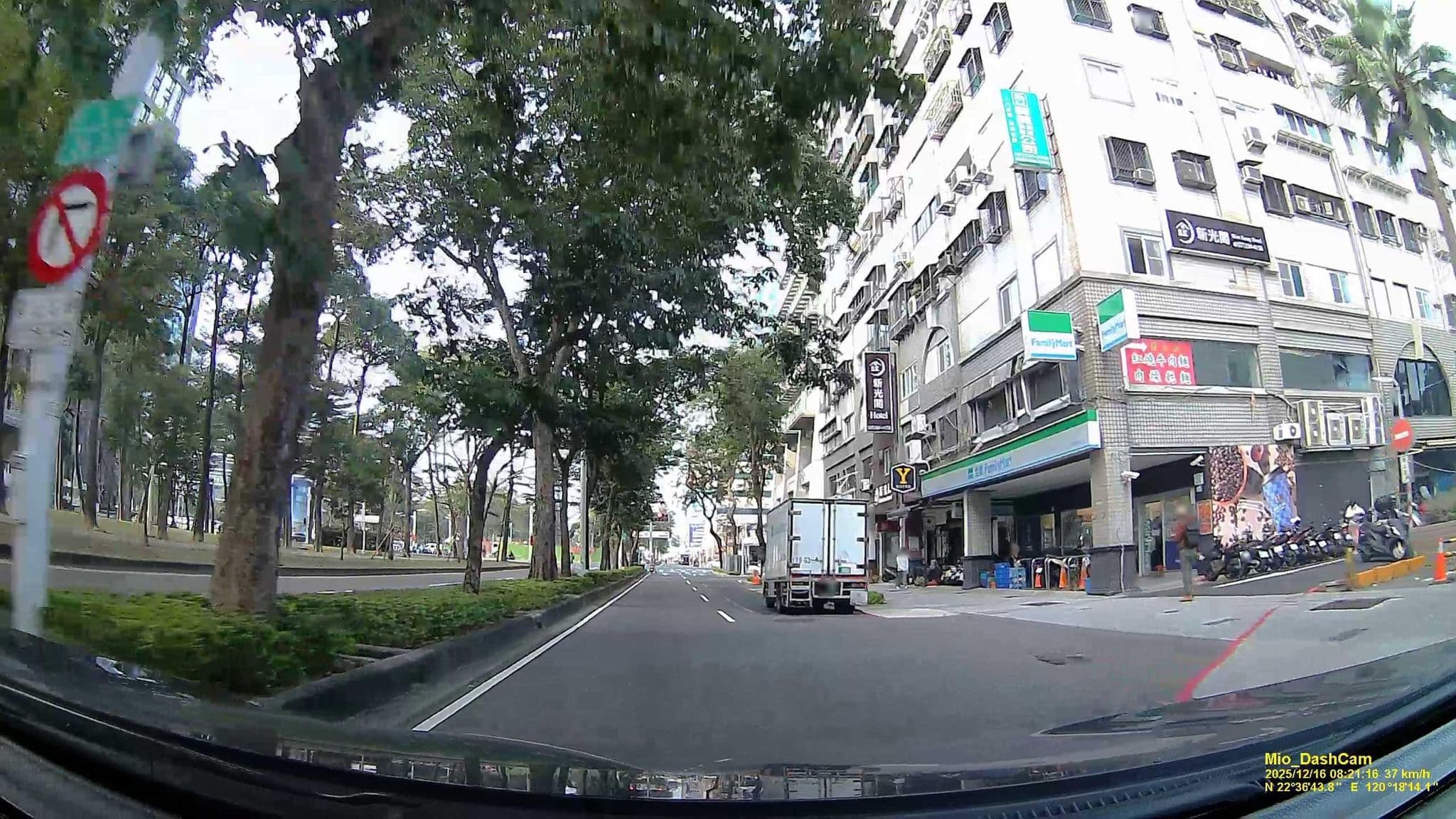 Street view near 亞特艾斯主题套房, Kaohsiung — © hcyen (CC BY-SA · Mapillary)