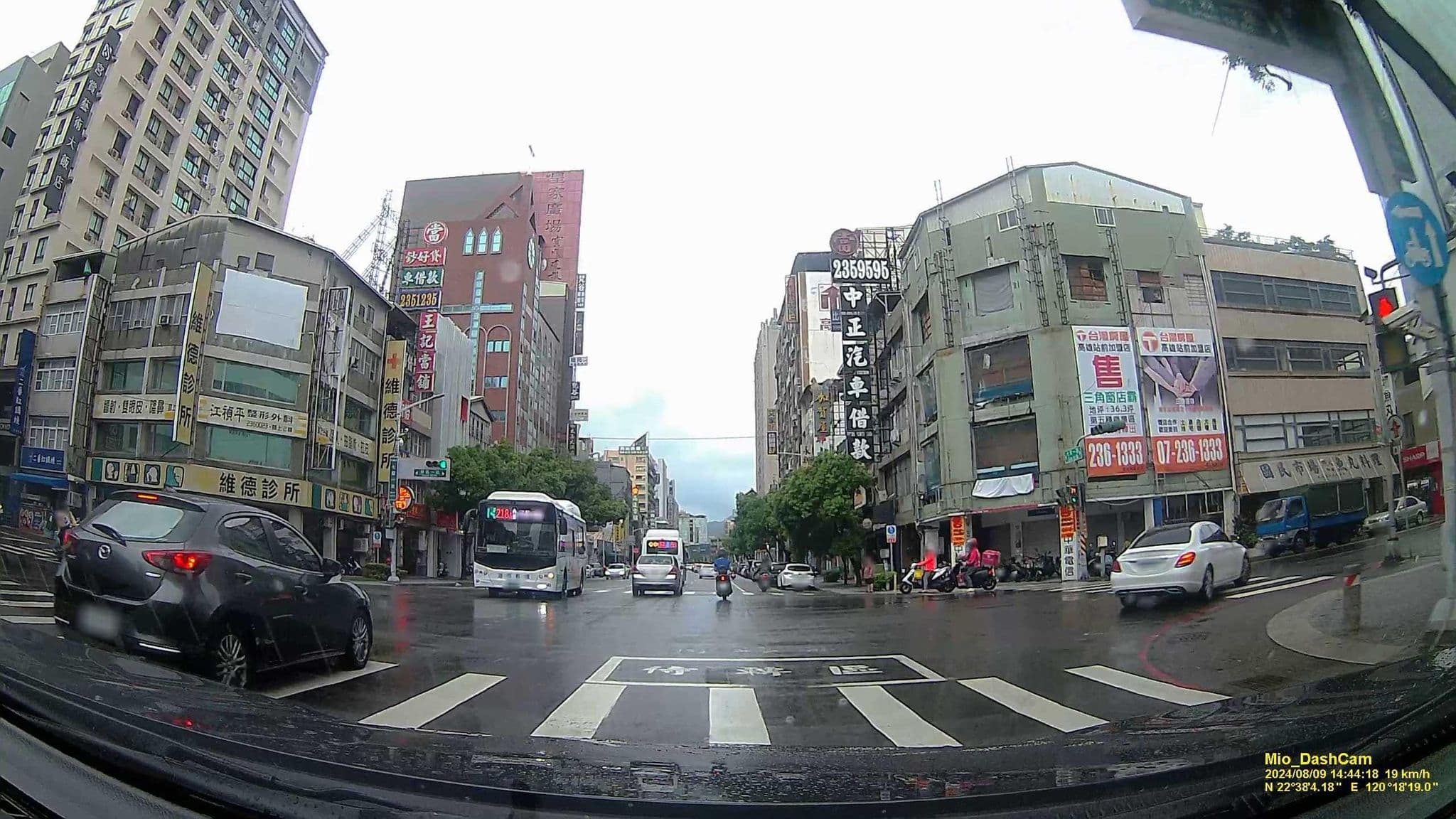Street view near Kung Shang Design Inn, Kaohsiung — © hcyen (CC BY-SA · Mapillary)