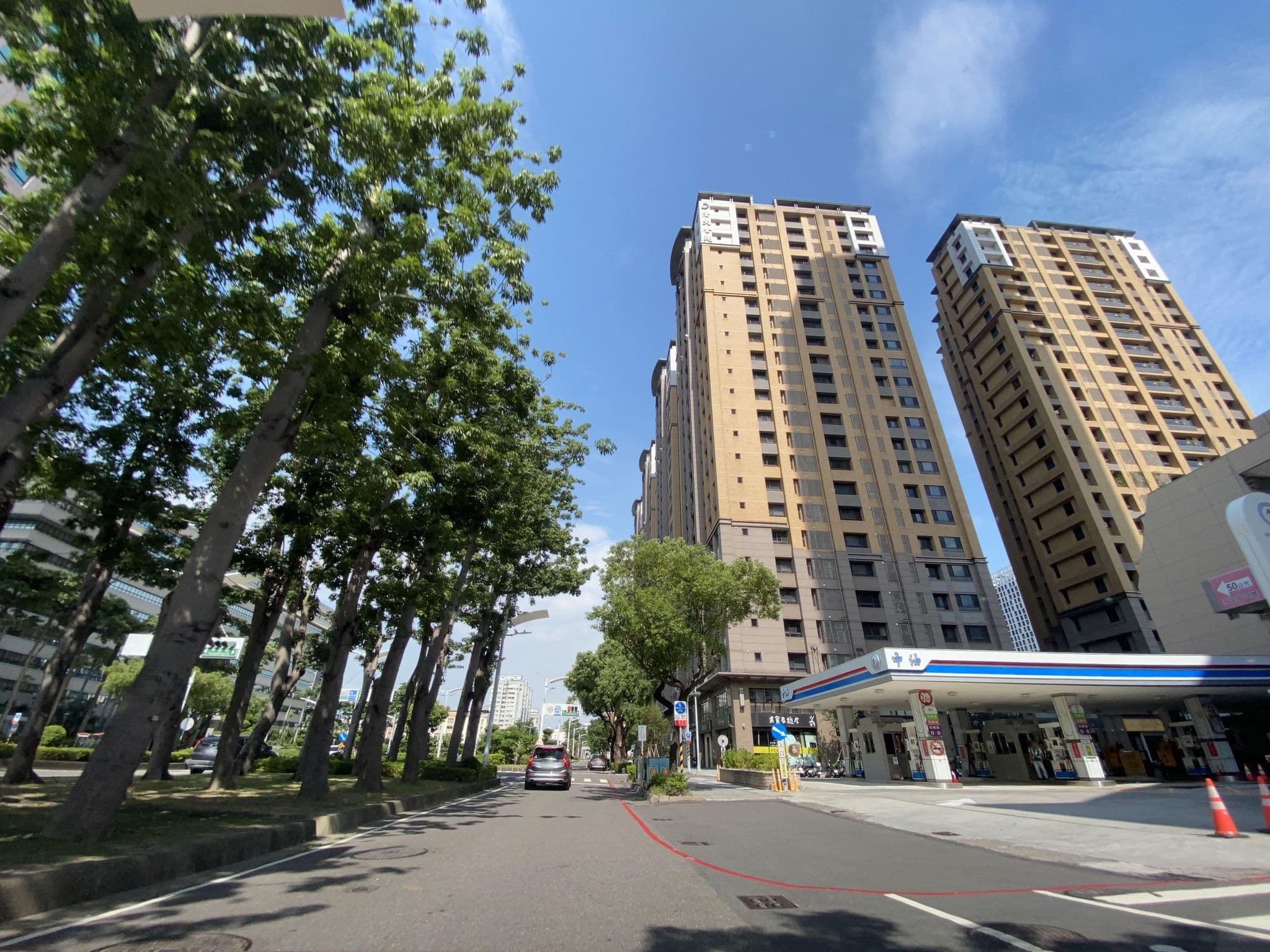 Street view near 寒軒國際大飯店 Han-Hsien International Hotel, Kaohsiung — © irvinfly (CC BY-SA · Mapillary)