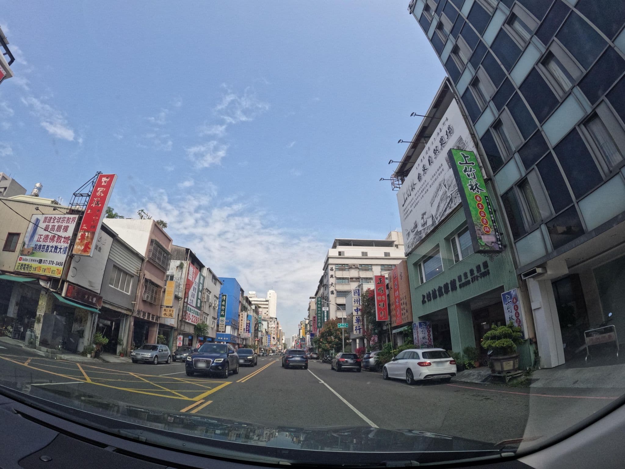 Street view near Hotel Papa Whale-Kaohsiung Formosa Boulevard, Kaohsiung — © littlebtc (CC BY-SA · Mapillary)