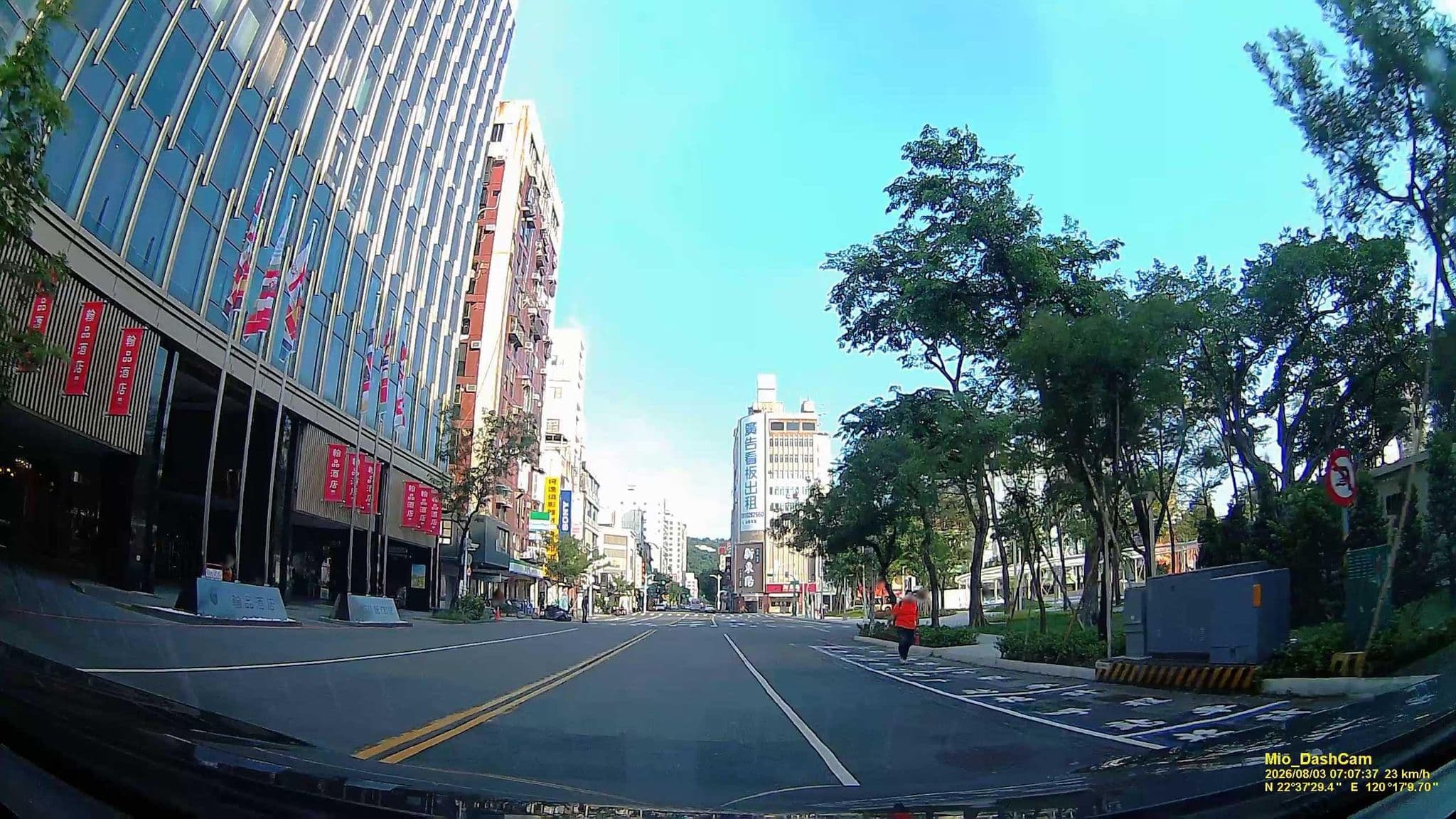 Street view near 翰品酒店 CHATEAU de CHINE, Kaohsiung — © hcyen (CC BY-SA · Mapillary)