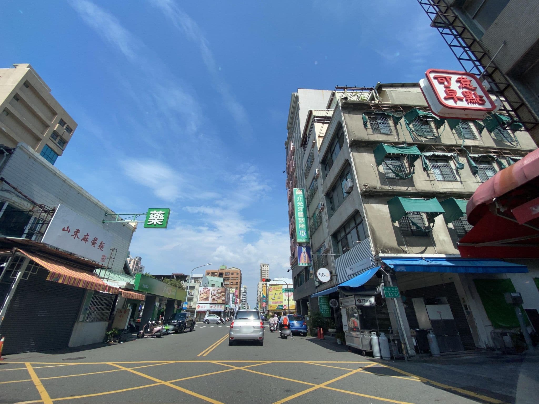 Street view near 世紀大飯店, Kaohsiung — © irvinfly (CC BY-SA · Mapillary)