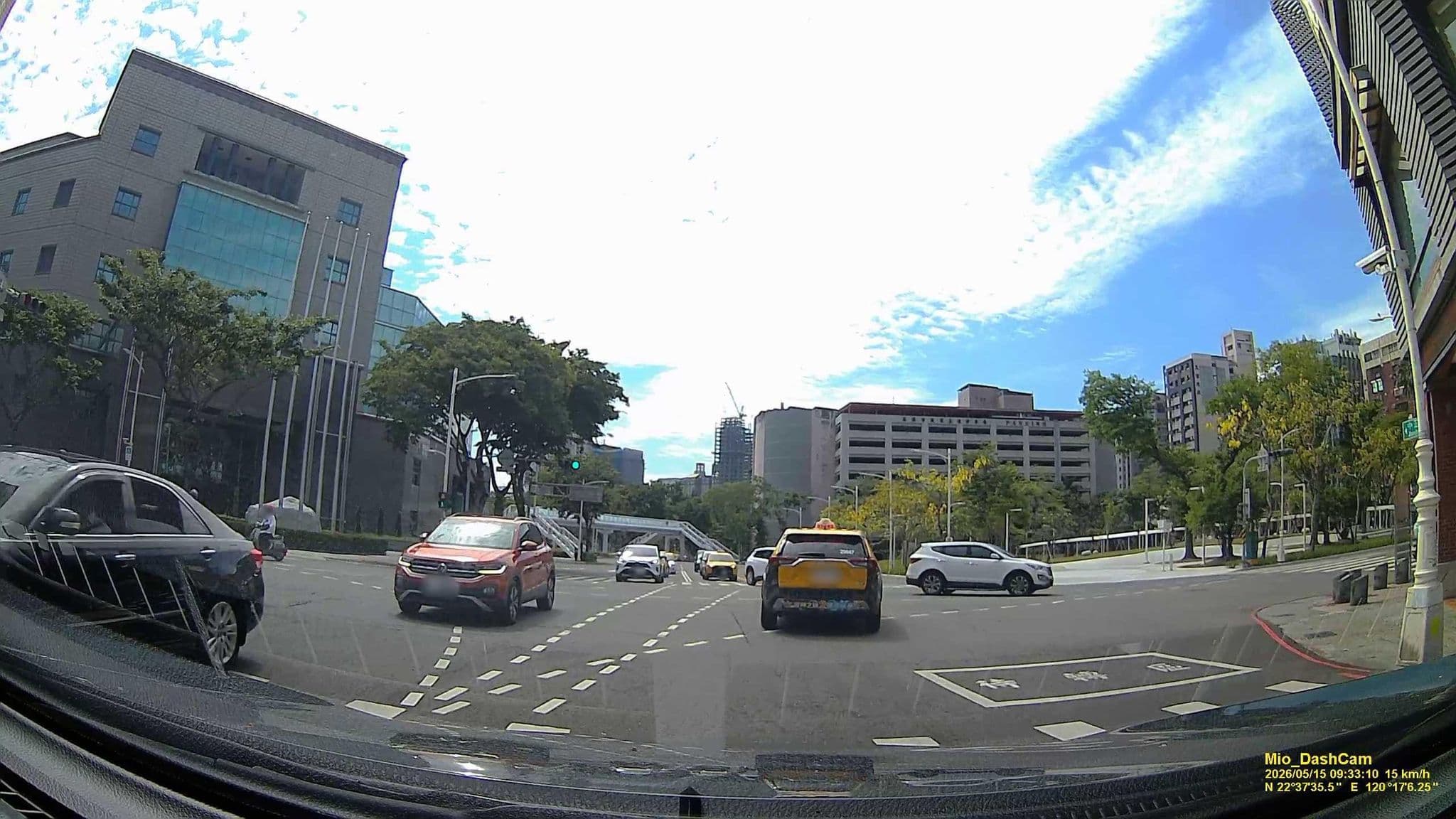 Street view near 帝后大飯店, Kaohsiung — © hcyen (CC BY-SA · Mapillary)