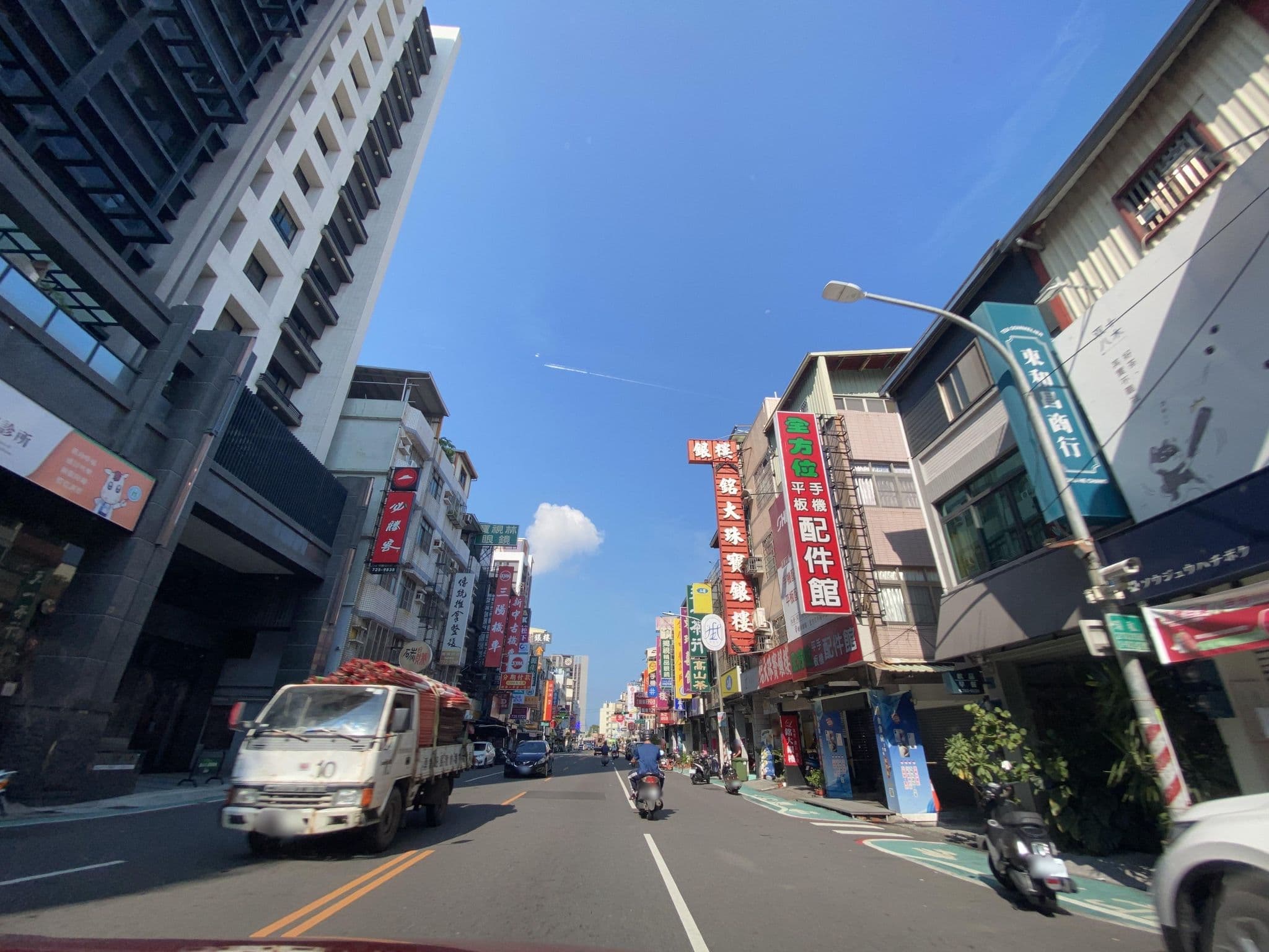 Street view near 富雅賓館, Kaohsiung — © irvinfly (CC BY-SA · Mapillary)