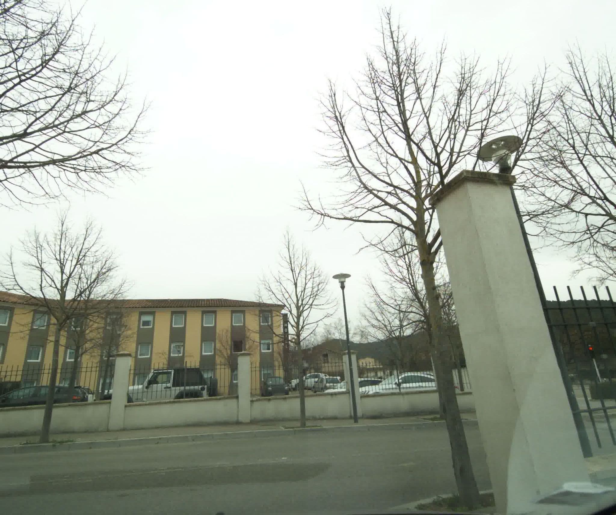 Street view near B&B Hôtel, Le Tholonet — © sogefi (CC BY-SA · Mapillary)