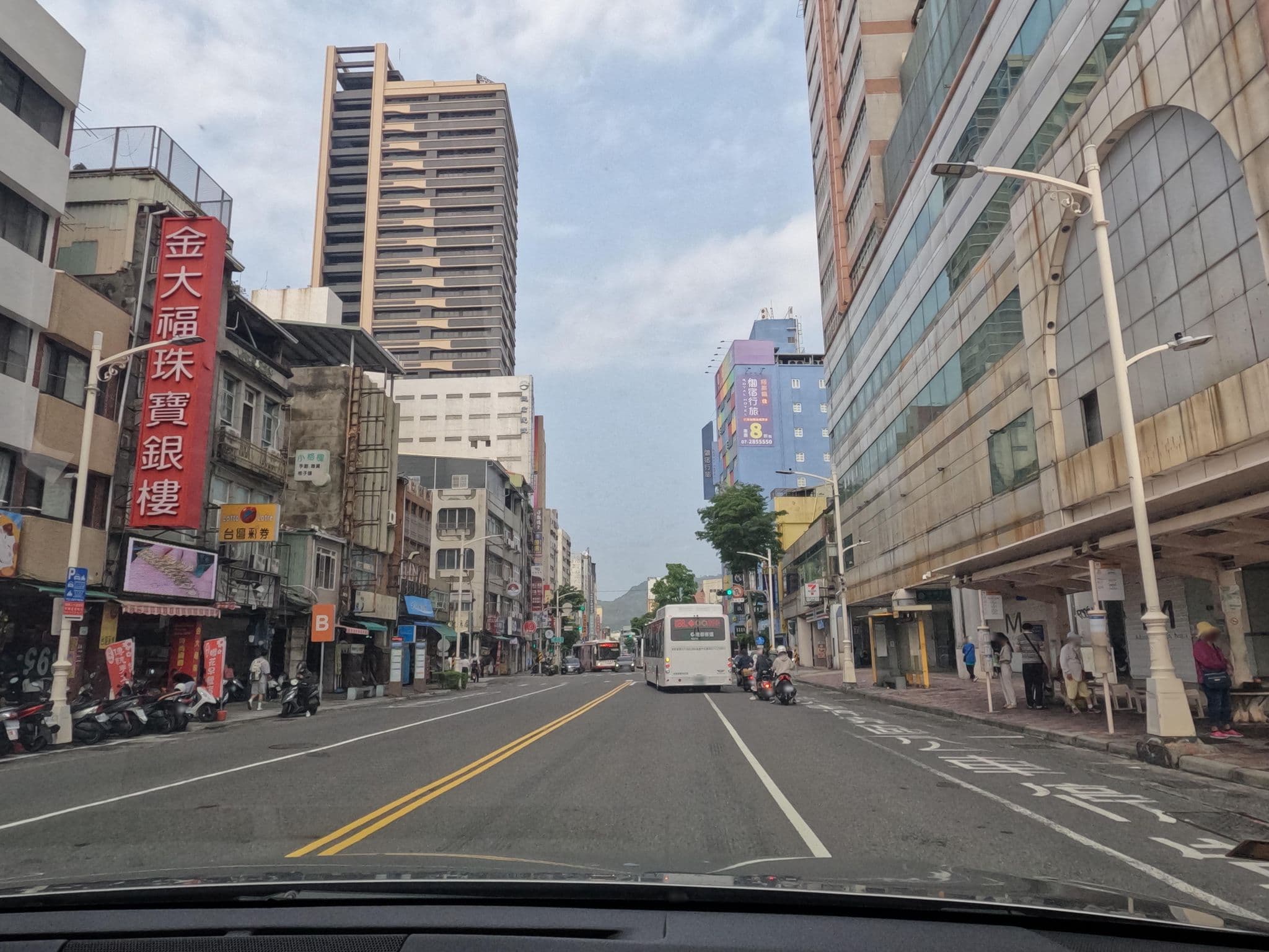 Street view near Airline Inn Kaohsiung Station, Kaohsiung — © littlebtc (CC BY-SA · Mapillary)