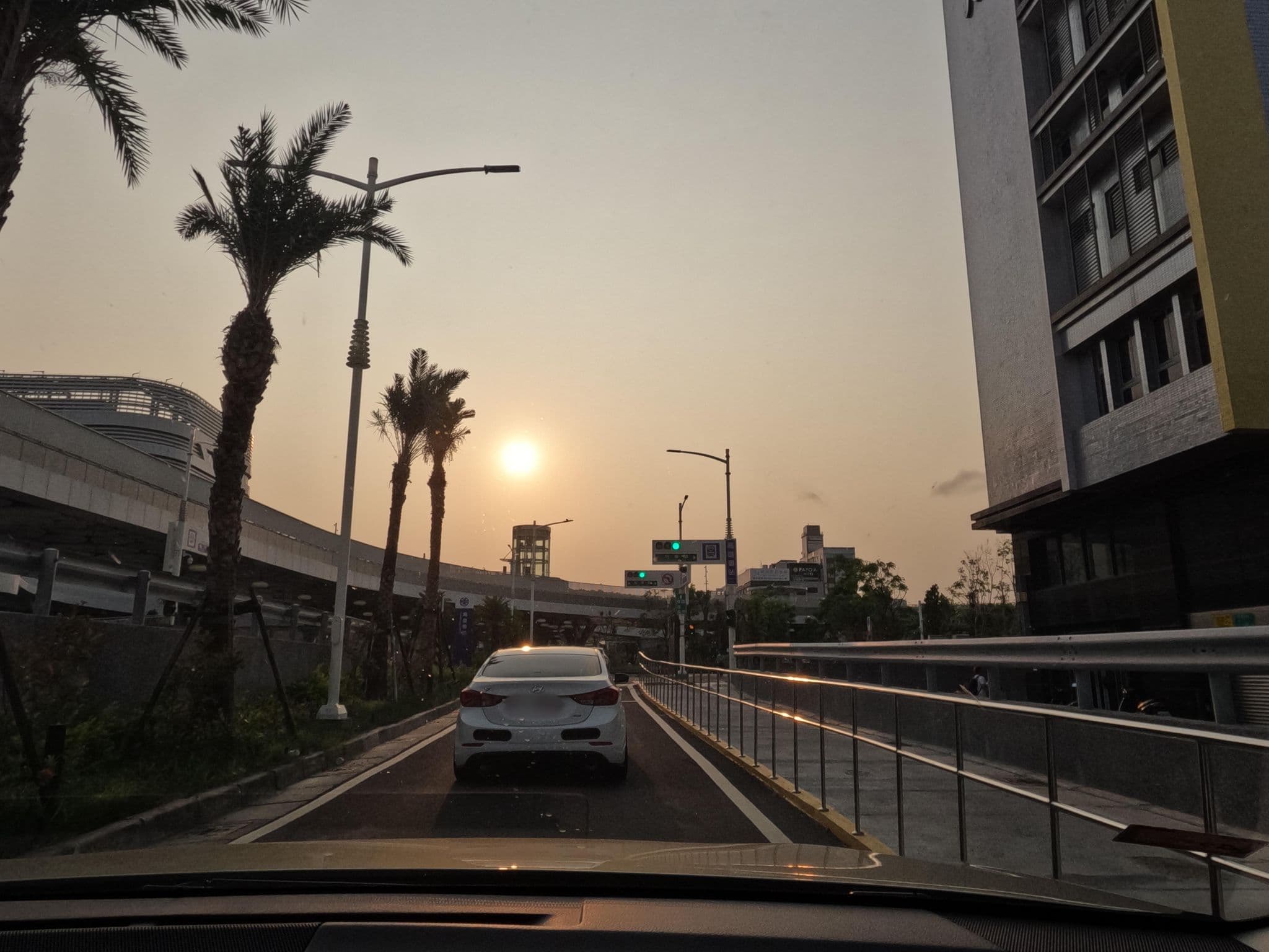 Street view near Watermark Hotel Kaohsiung Station, Kaohsiung — © littlebtc (CC BY-SA · Mapillary)