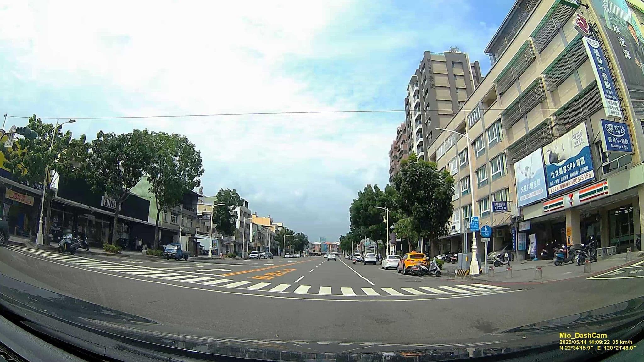 Street view near 紅磨坊汽車旅館, Fengshan — © hcyen (CC BY-SA · Mapillary)