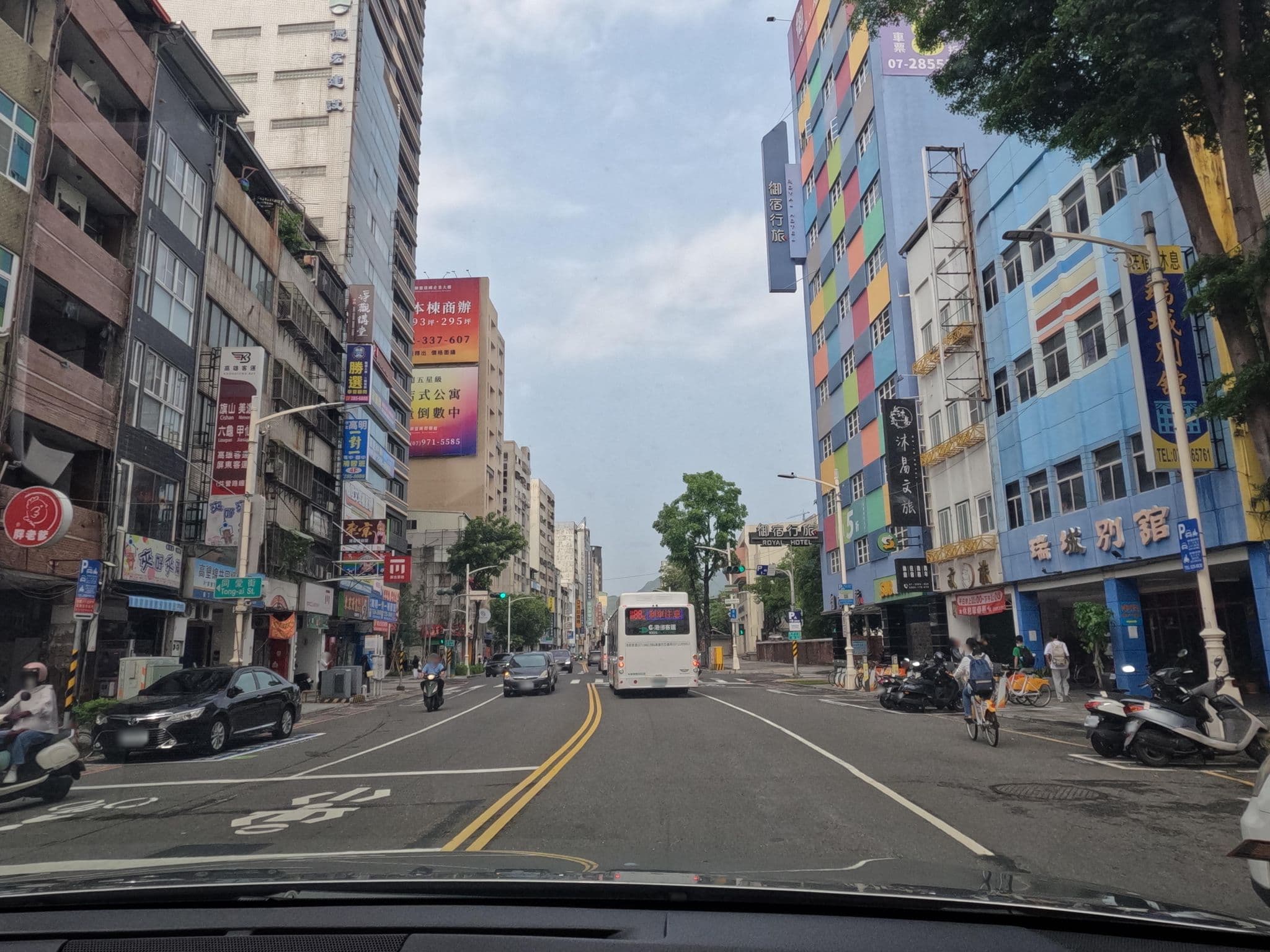 Street view near 皇賓別館, Kaohsiung — © littlebtc (CC BY-SA · Mapillary)