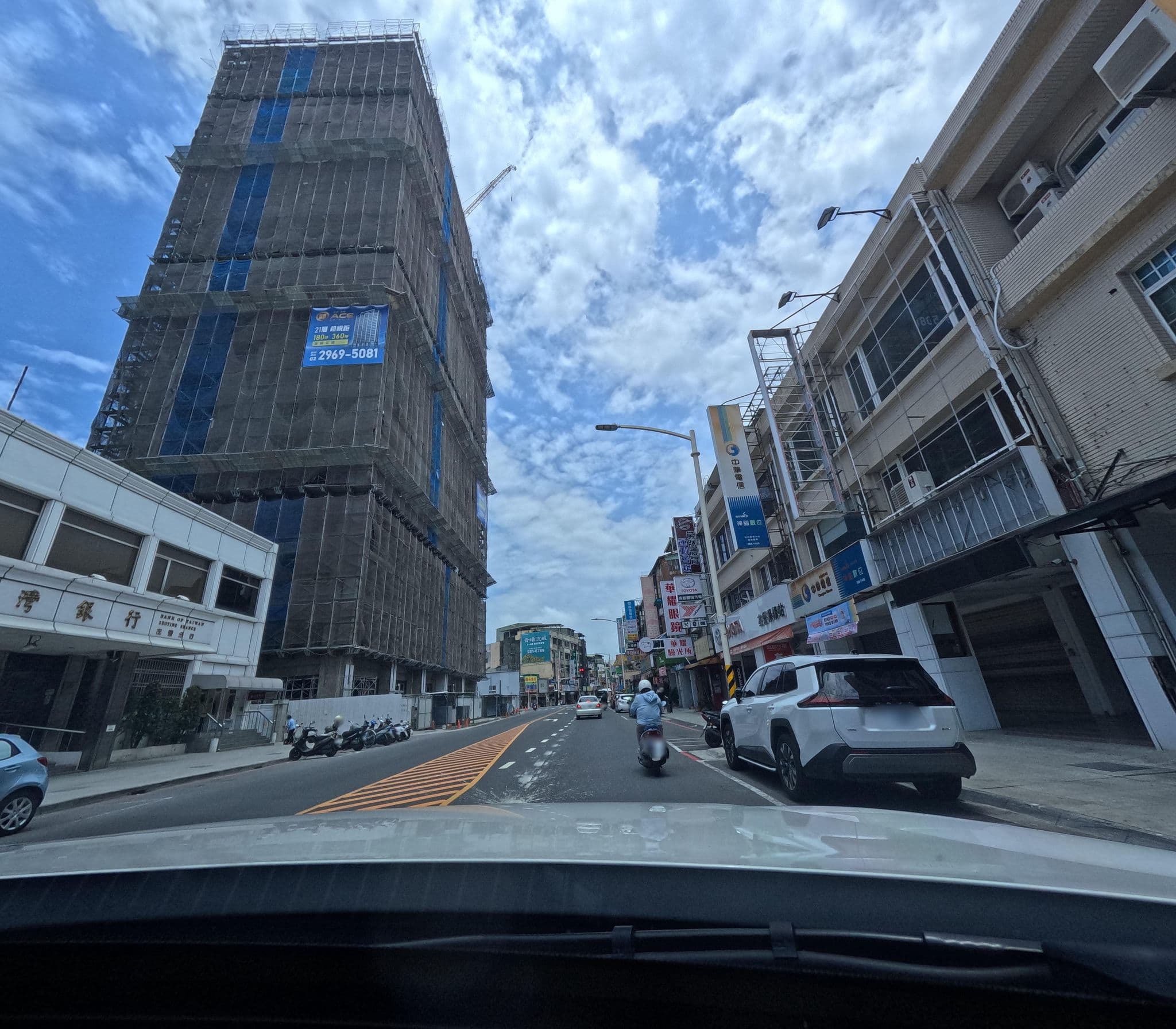 Street view near 萬美賓館, Kaohsiung — © alllenwang (CC BY-SA · Mapillary)