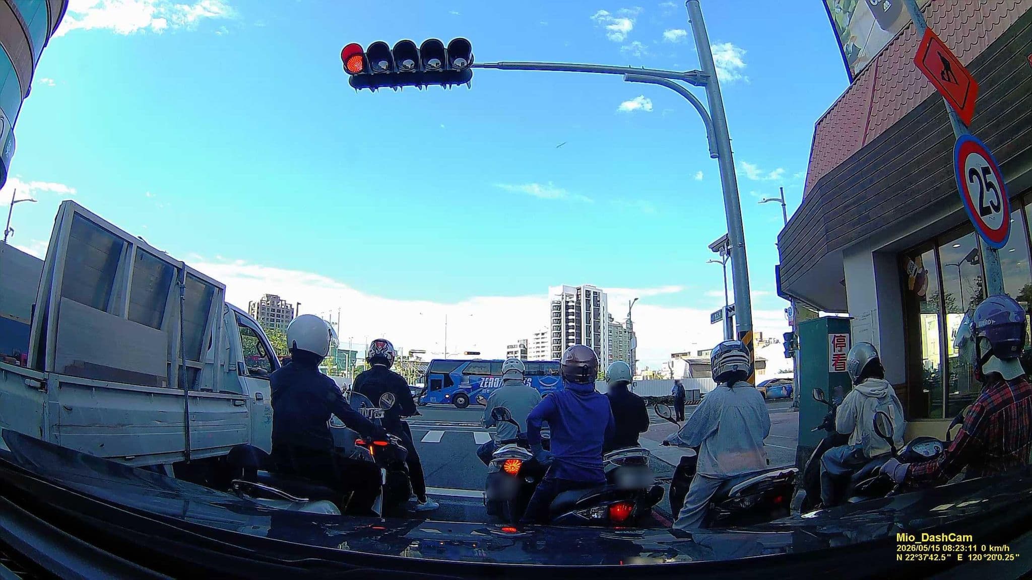 Street view near 高第大飯店, Kaohsiung — © hcyen (CC BY-SA · Mapillary)