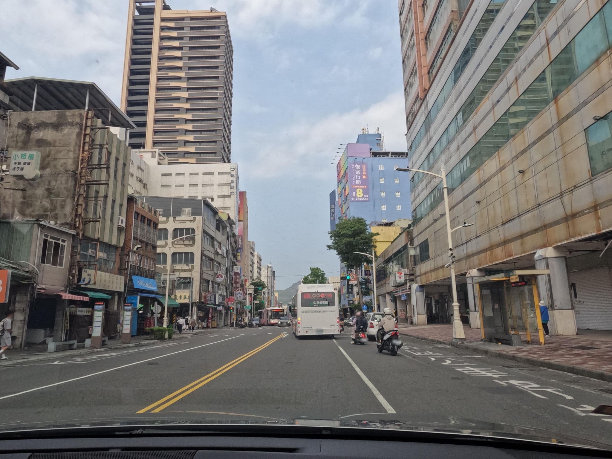 Street view near 國星大飯店, Kaohsiung — © littlebtc (CC BY-SA · Mapillary)
