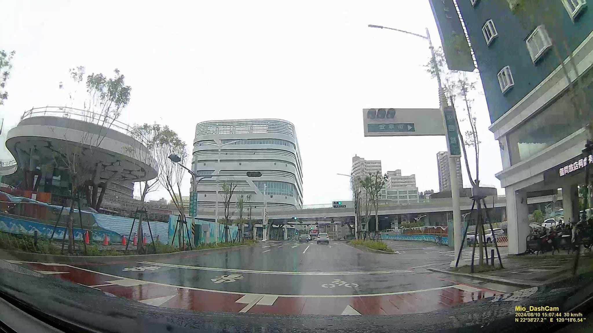Street view near 維多利亞大飯店, Kaohsiung — © hcyen (CC BY-SA · Mapillary)