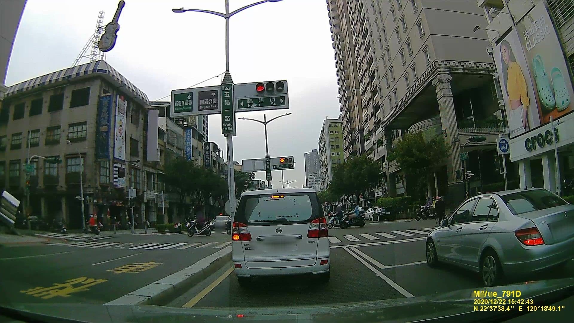 Street view near 麗尊酒店 Royal Lees Hotel Kaohsiung, Kaohsiung — © littlebtc (CC BY-SA · Mapillary)