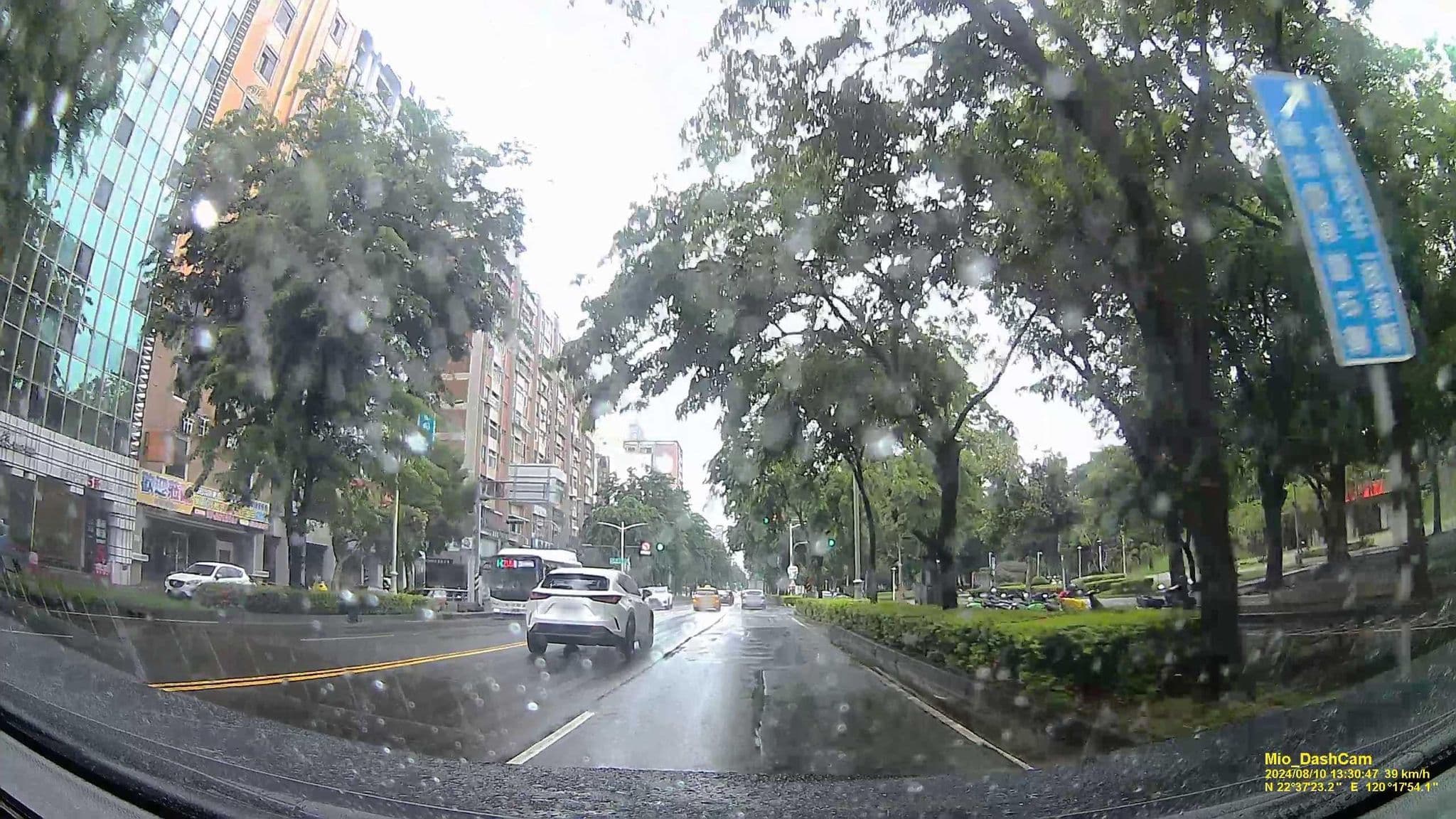 Street view near Royal Hotel 御宿商旅(中央公園店), Kaohsiung — © hcyen (CC BY-SA · Mapillary)