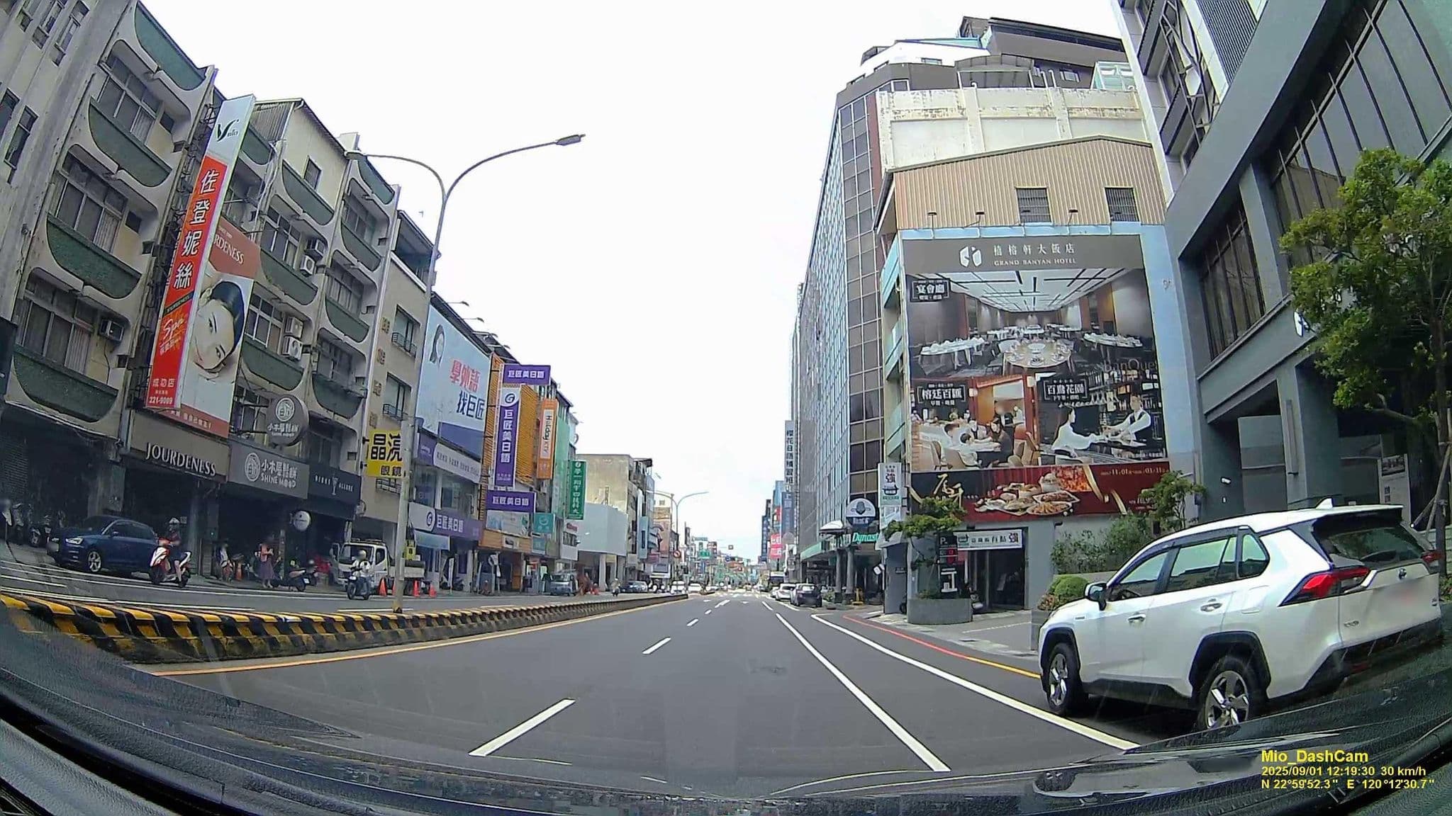 Street view near 禧榕軒大飯店, Tainan — © hcyen (CC BY-SA · Mapillary)